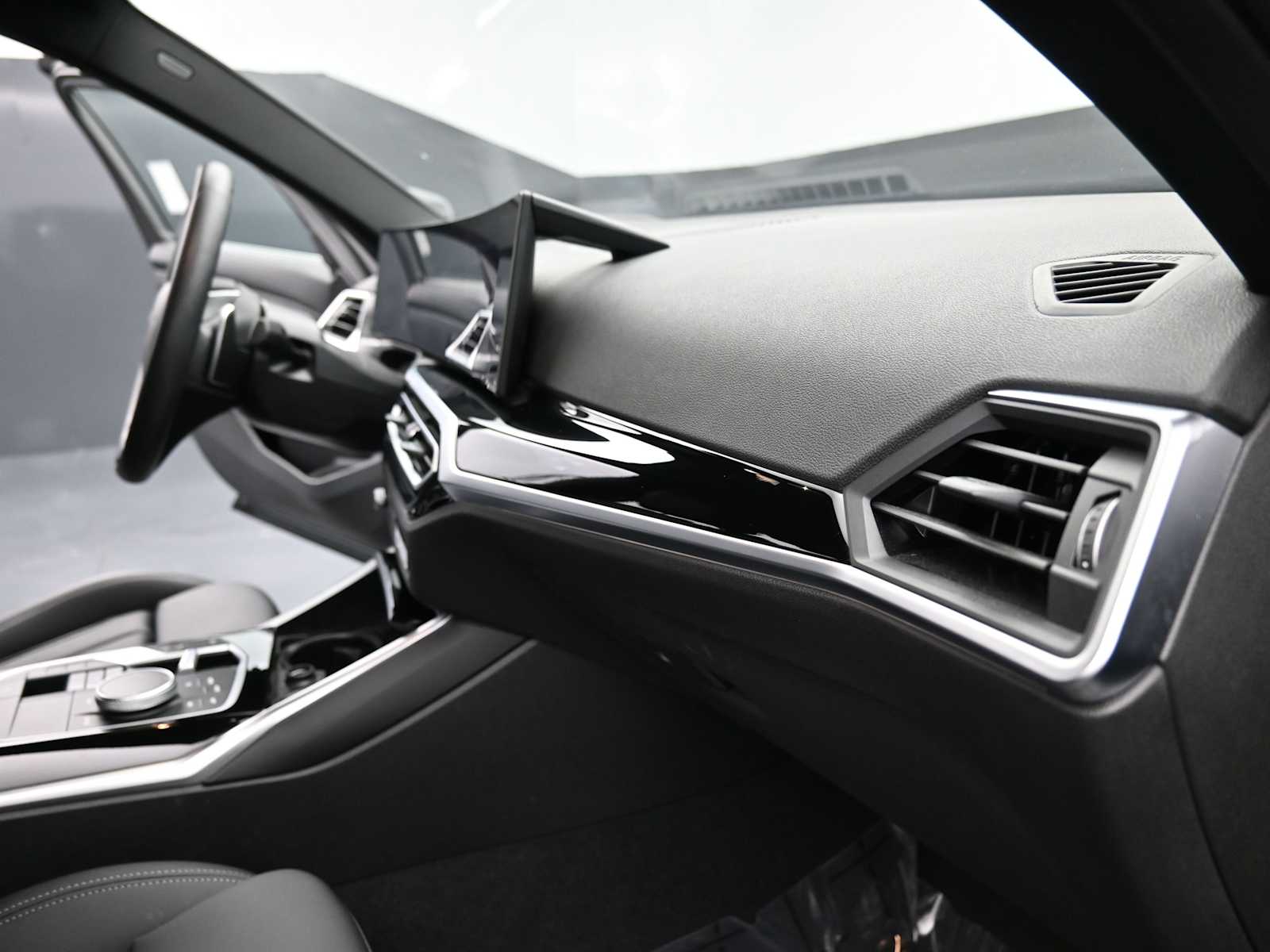 Thumbnail: 2024 BMW 3 Series - 16