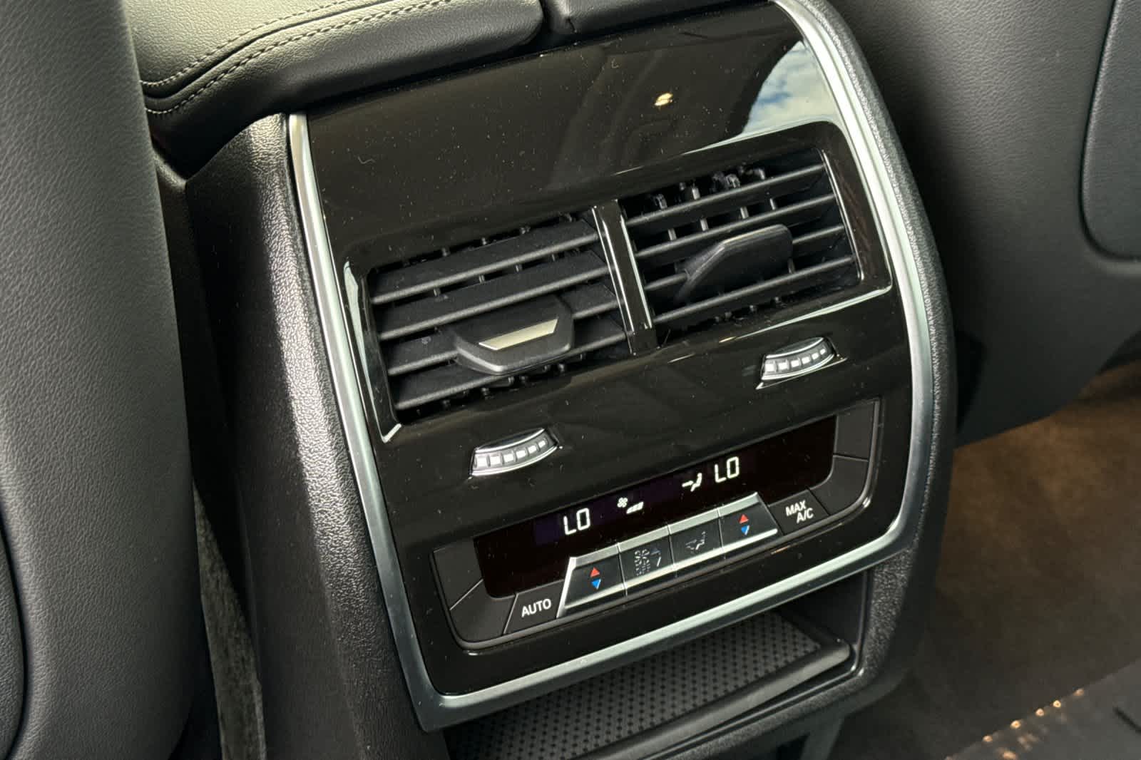 Thumbnail: 2026 BMW X7 - 16