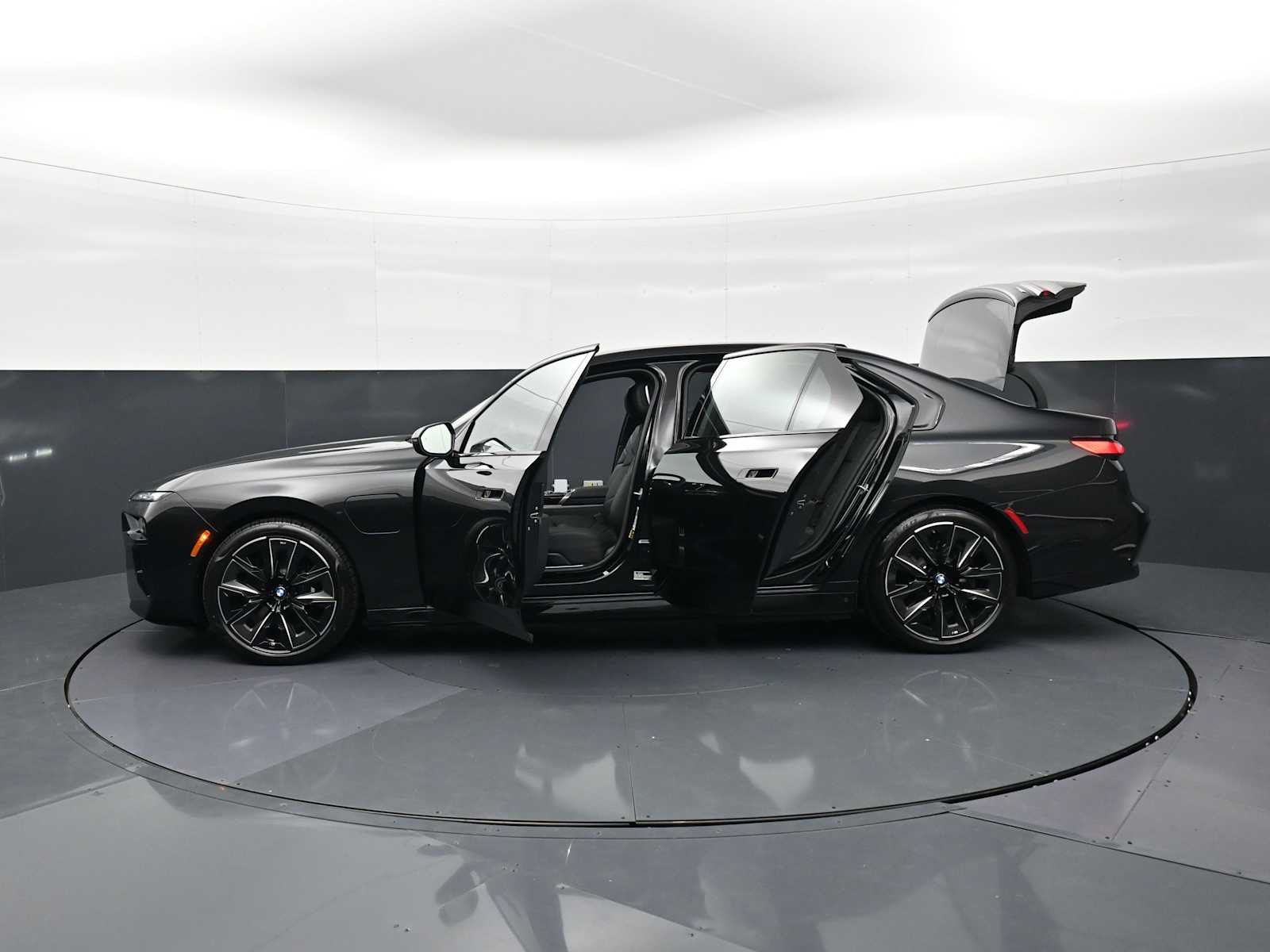 Thumbnail: 2026 BMW 7 Series - 36