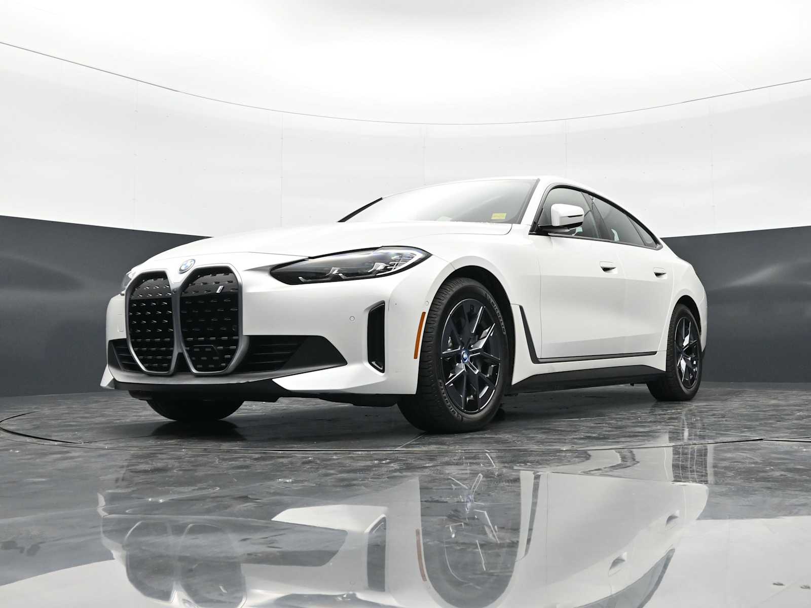 Thumbnail: 2023 BMW i4 - 17