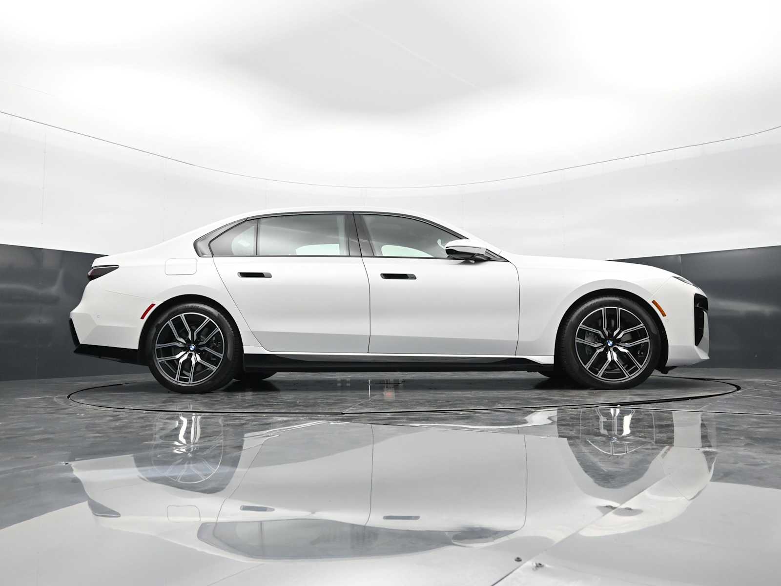 Thumbnail: 2025 BMW 7 Series - 28