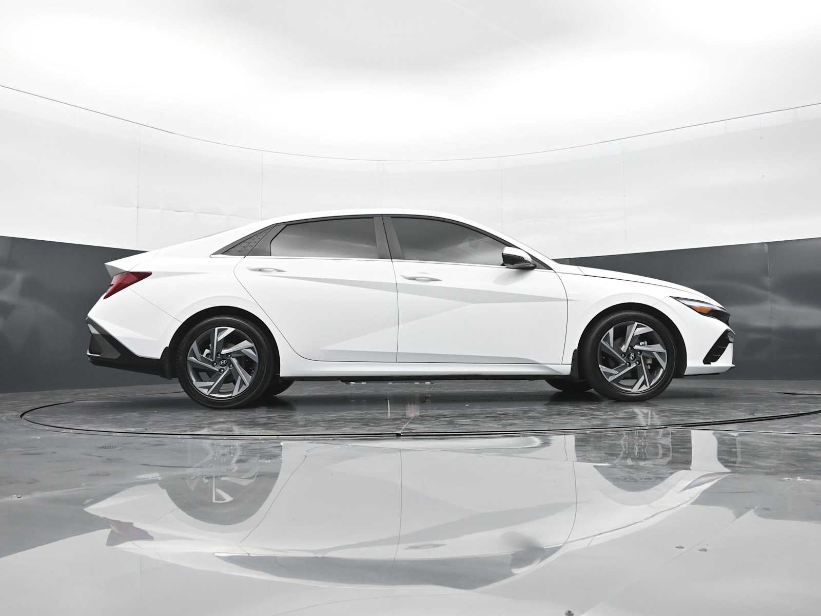 2024 Hyundai Elantra Limited - Photo 28