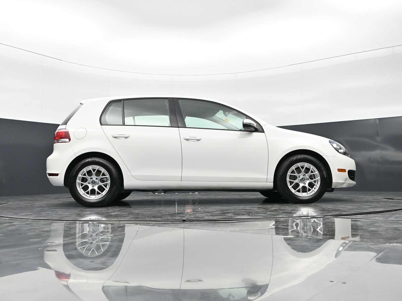 Thumbnail: 2010 Volkswagen Golf - 27
