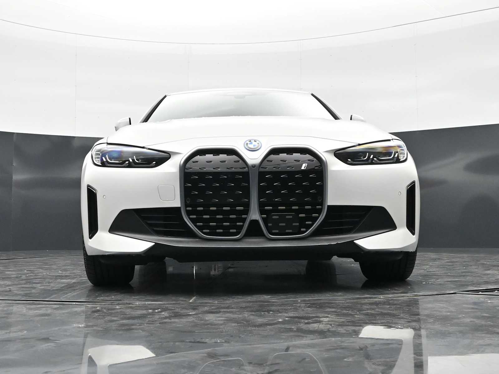 Thumbnail: 2023 BMW i4 - 18
