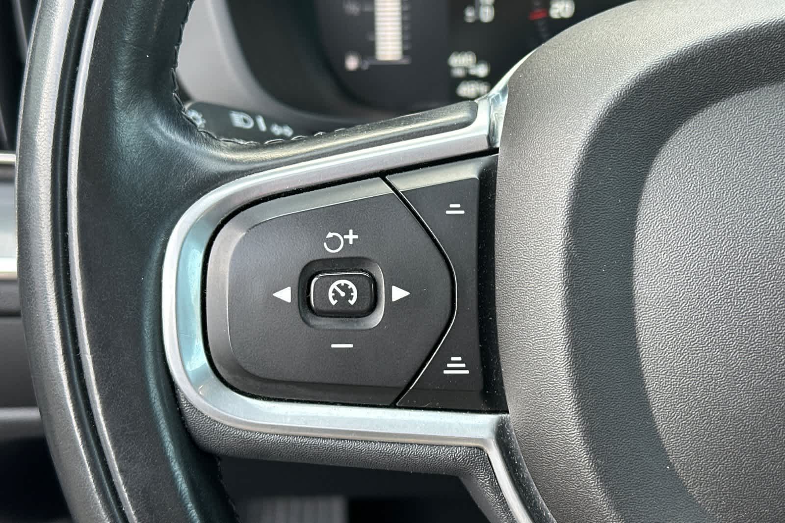 Thumbnail: 2018 Volvo XC60 - 25