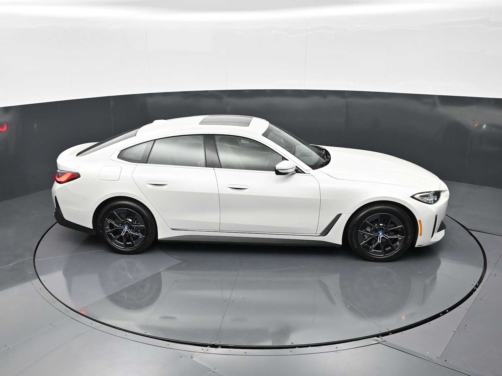 Thumbnail: 2023 BMW i4 - 20
