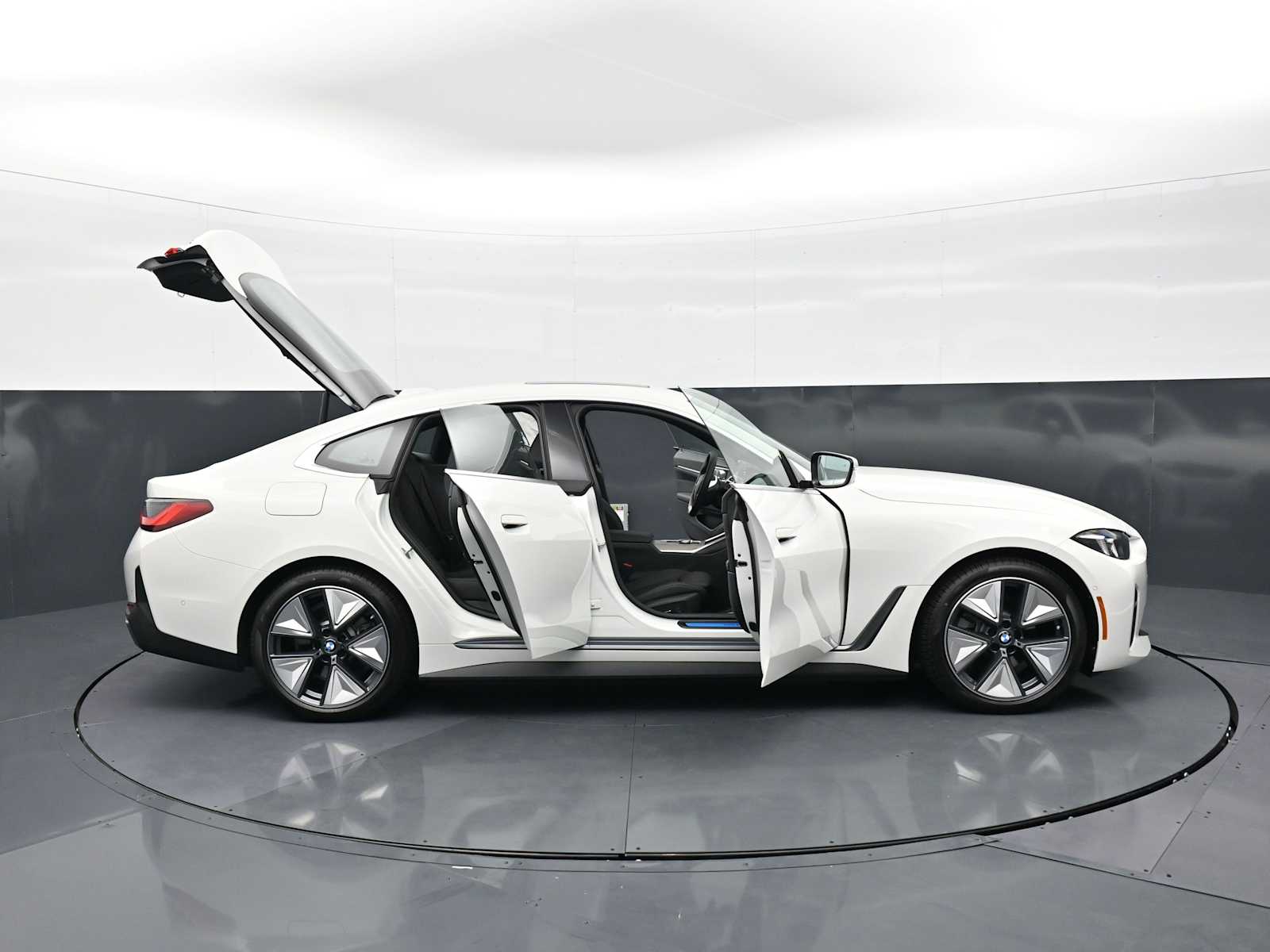 Thumbnail: 2026 BMW i4 - 35
