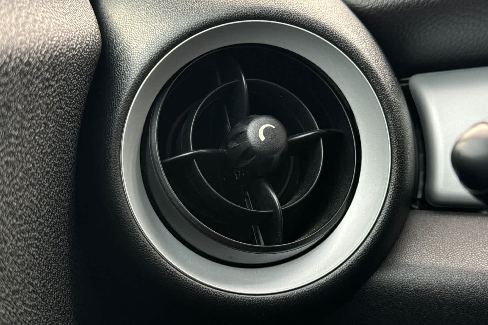 Thumbnail: 2013 MINI Cooper Hardtop - 28
