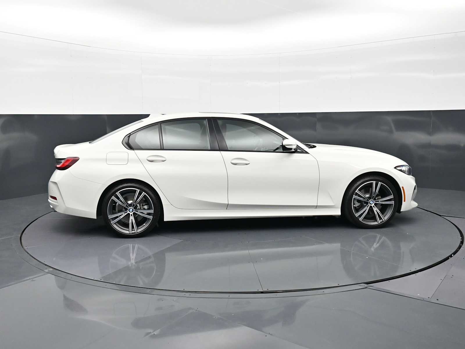 2023 BMW 3 Series 330i - Photo 4
