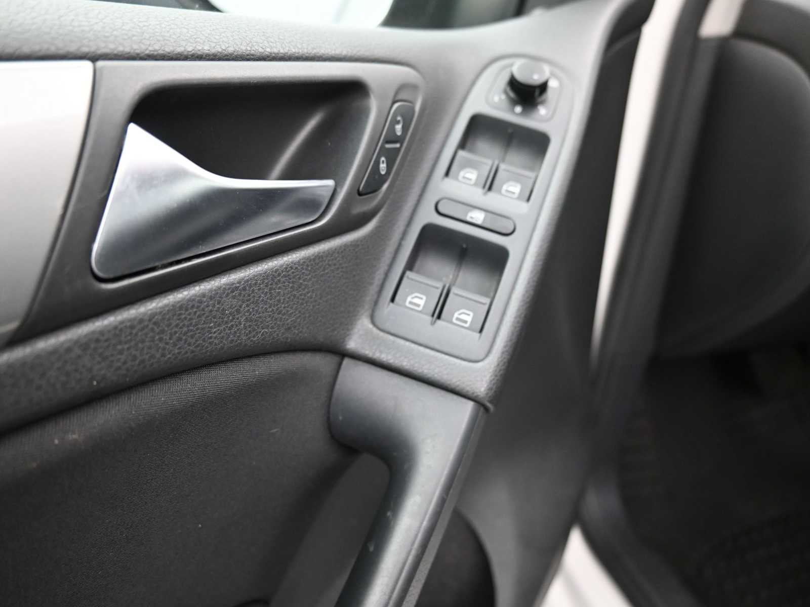 Thumbnail: 2010 Volkswagen Golf - 9