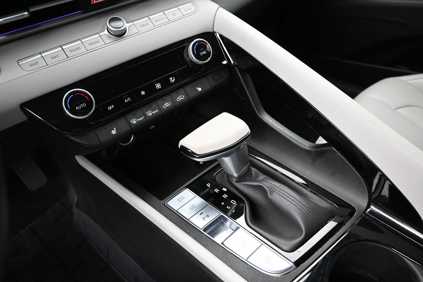 2024 Hyundai Elantra Limited - Photo 13