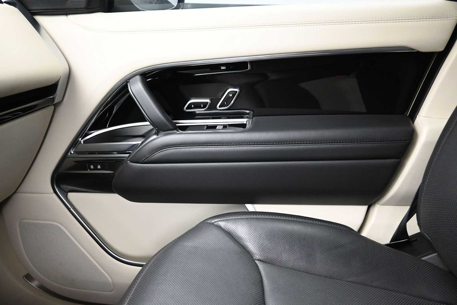 2023 Land Rover Range Rover SE - Photo 17