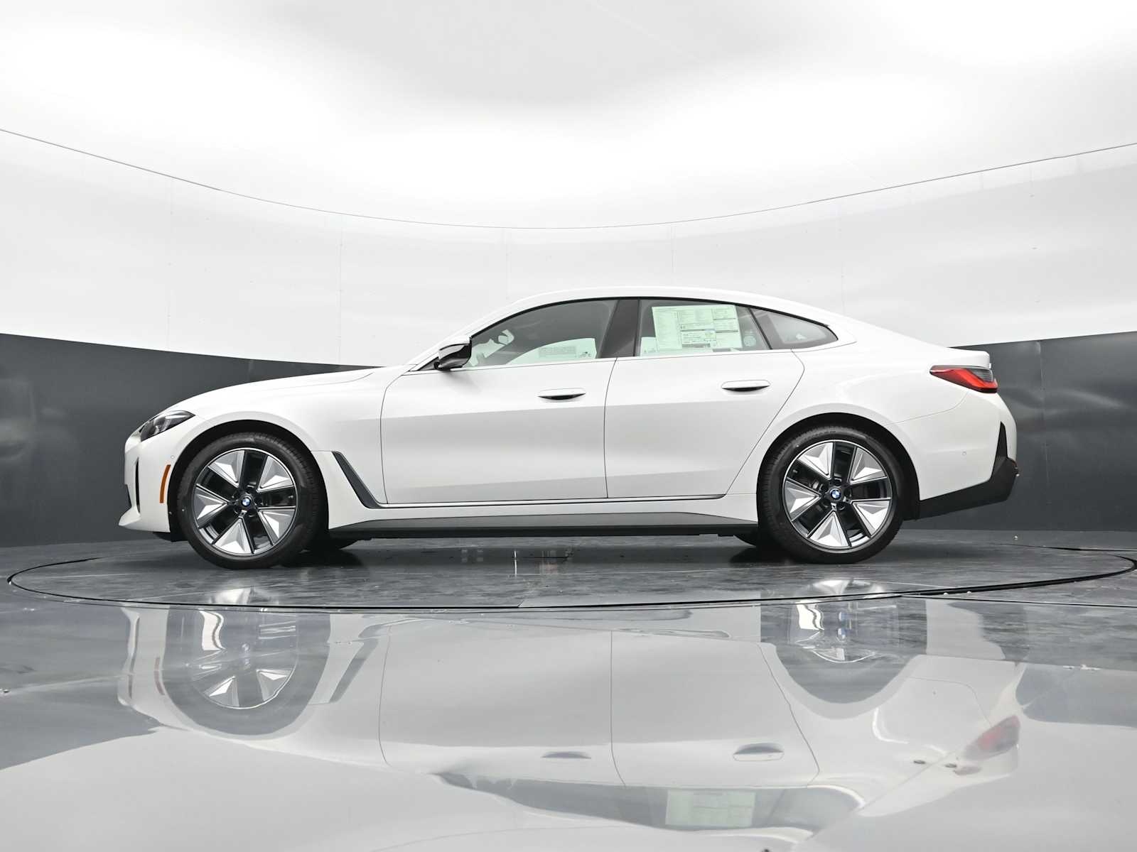 Thumbnail: 2026 BMW i4 - 32