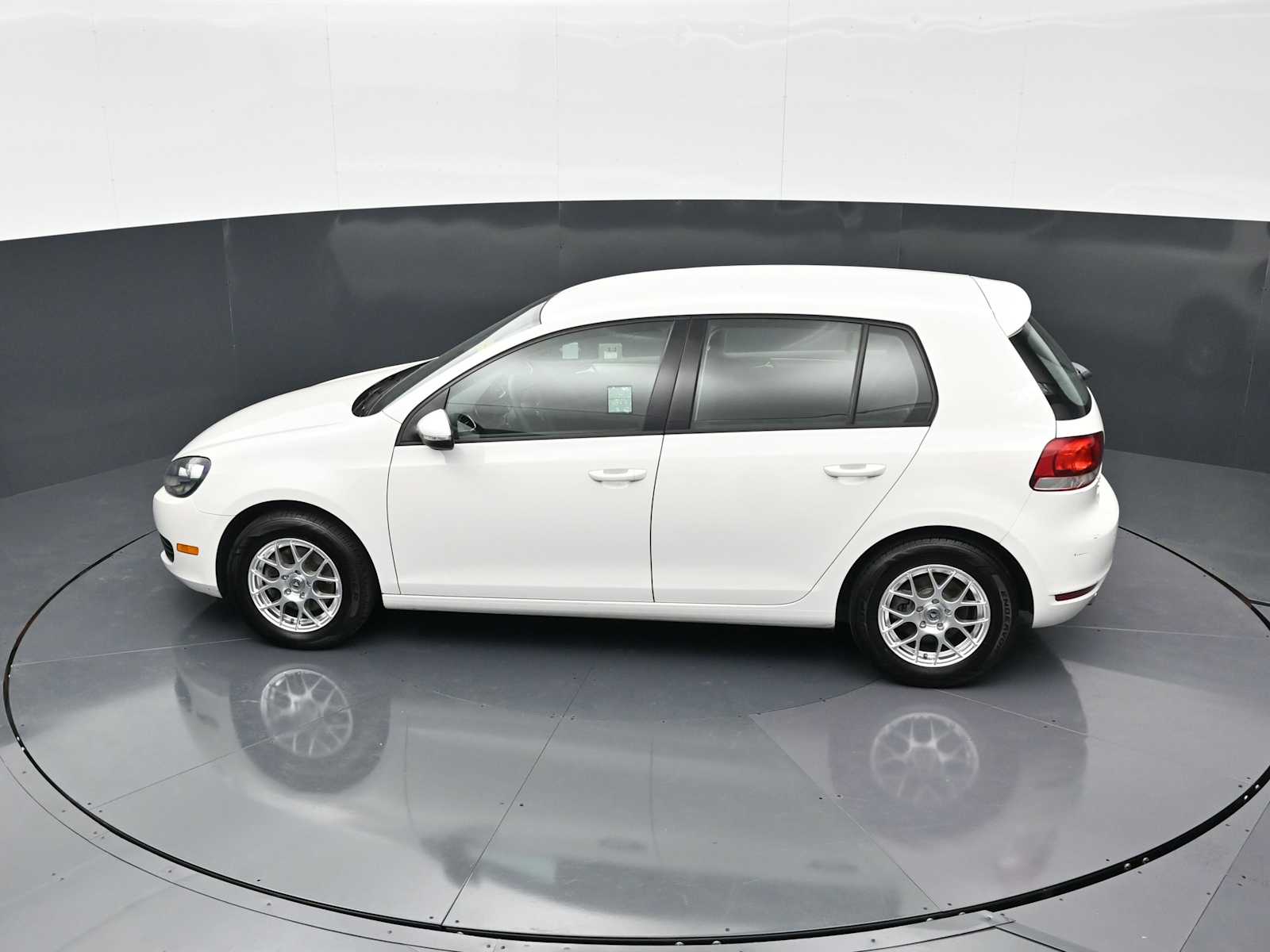 Thumbnail: 2010 Volkswagen Golf - 23