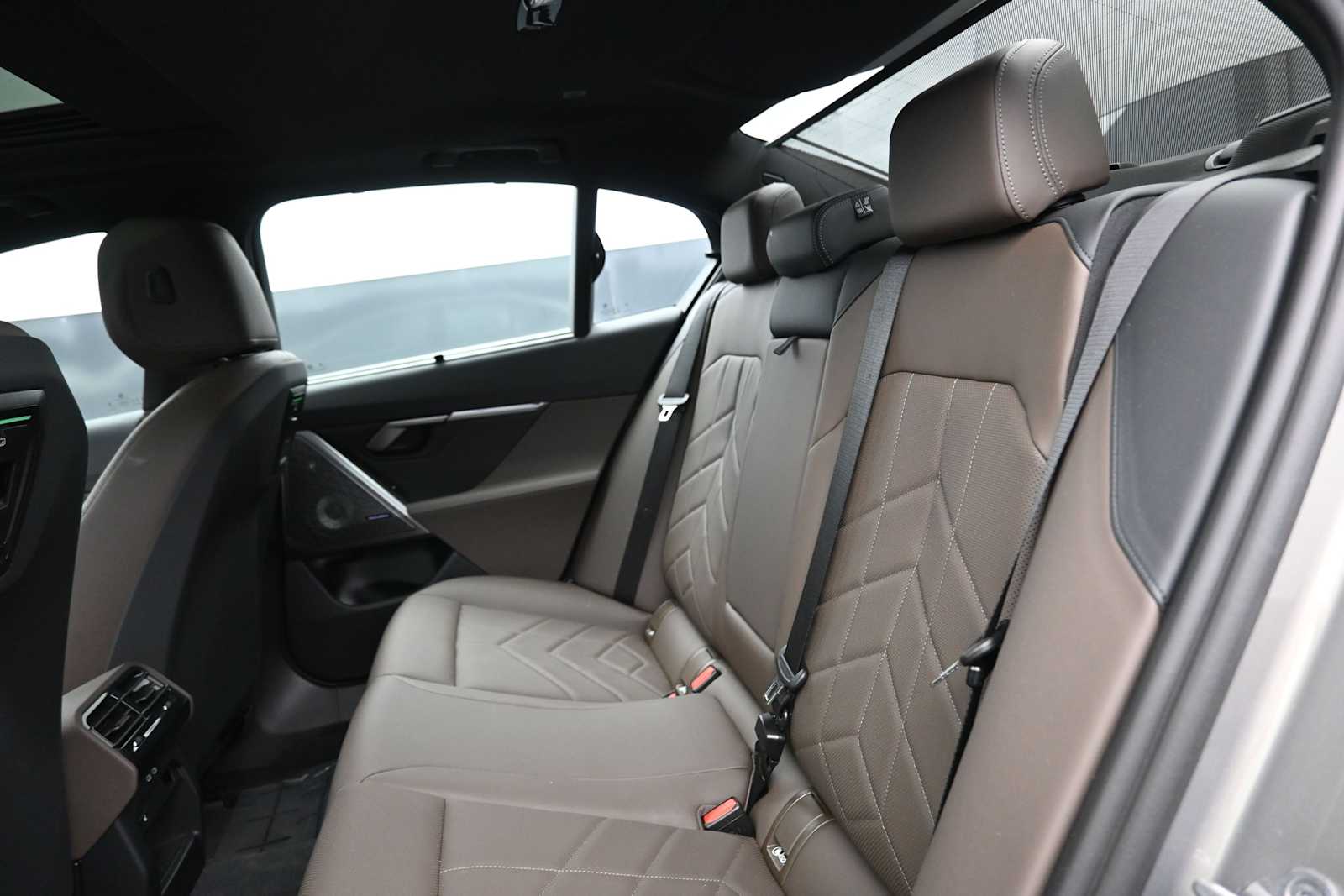 2024 BMW i5 M60 - Photo 14