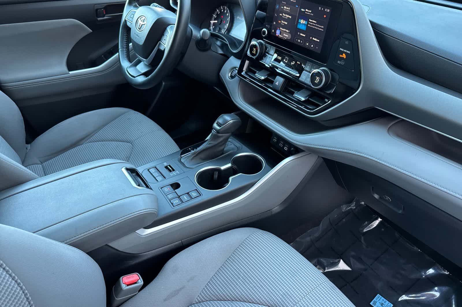 Thumbnail: 2023 Toyota Highlander - 18