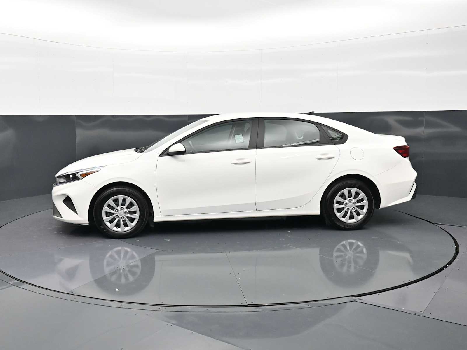 2024 Kia Forte LX - Photo 8