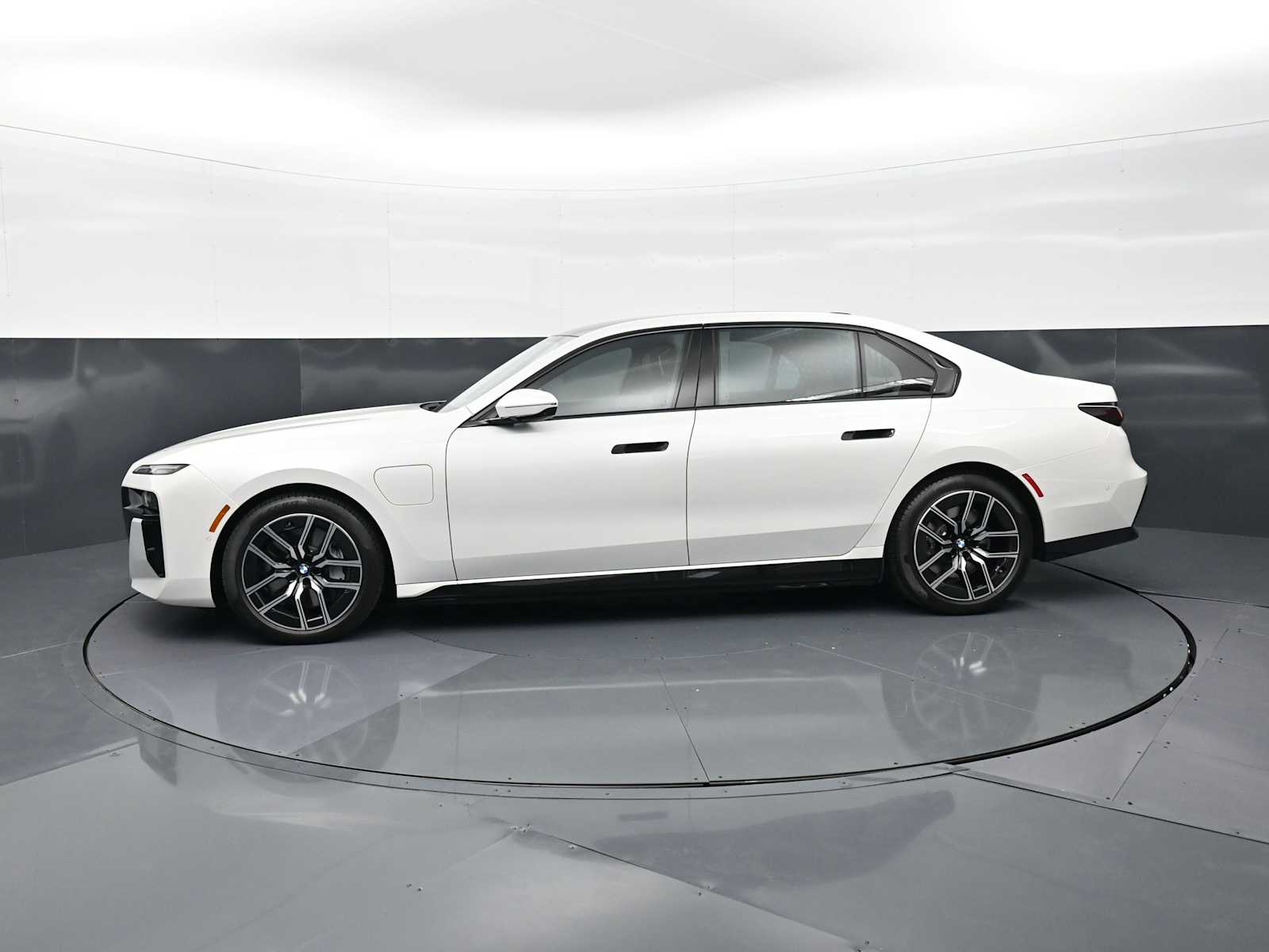 Thumbnail: 2025 BMW 7 Series - 8