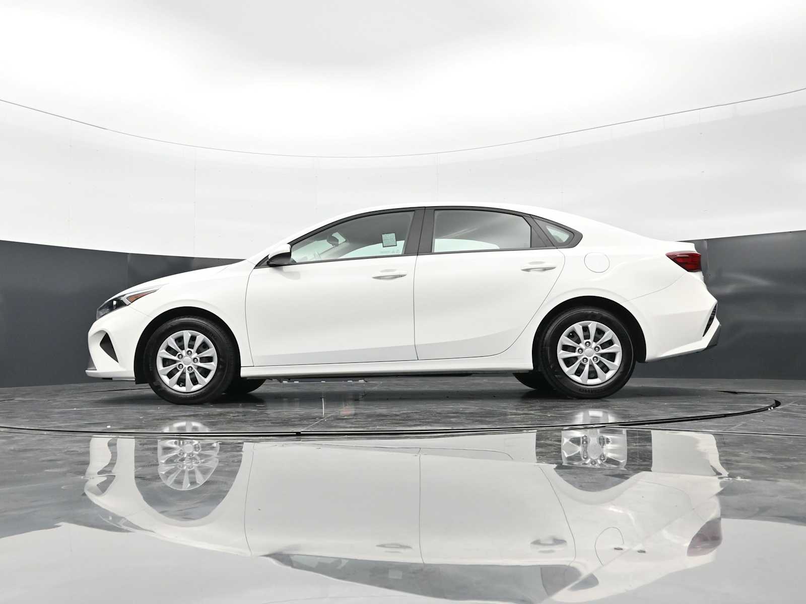 2024 Kia Forte LX - Photo 32