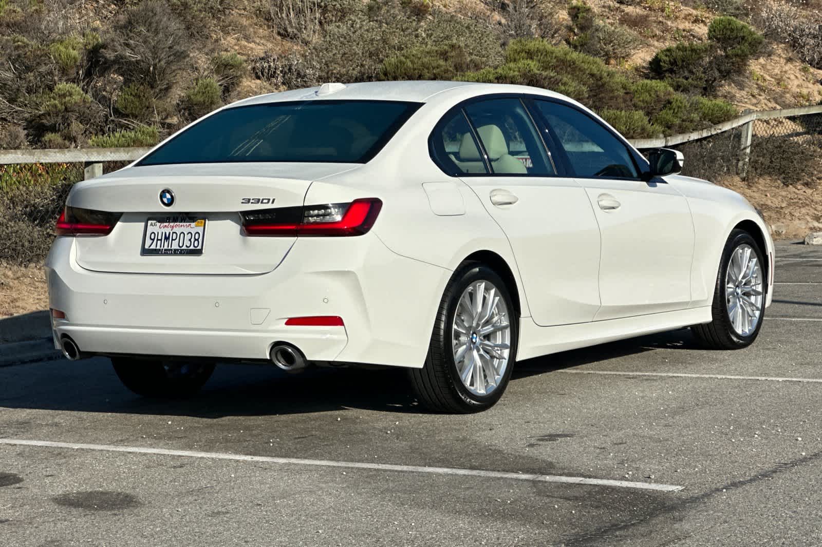 2023 Bmw 330i Sedan photo 2
