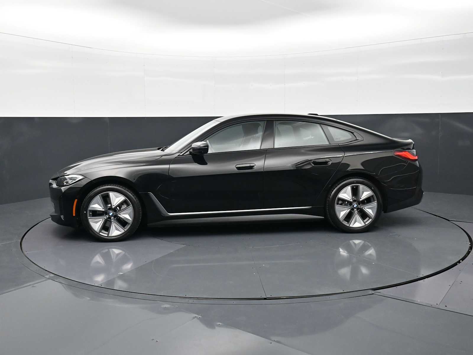 Thumbnail: 2023 BMW i4 - 8