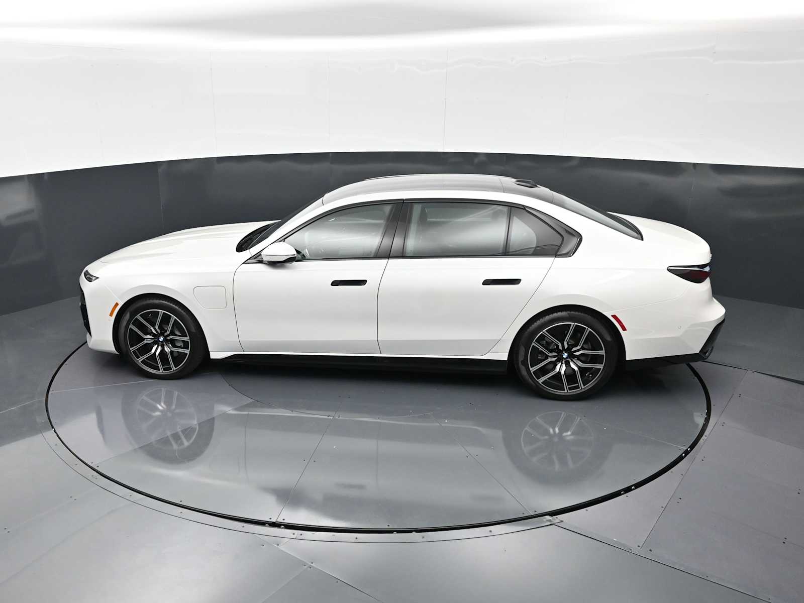 Thumbnail: 2025 BMW 7 Series - 24