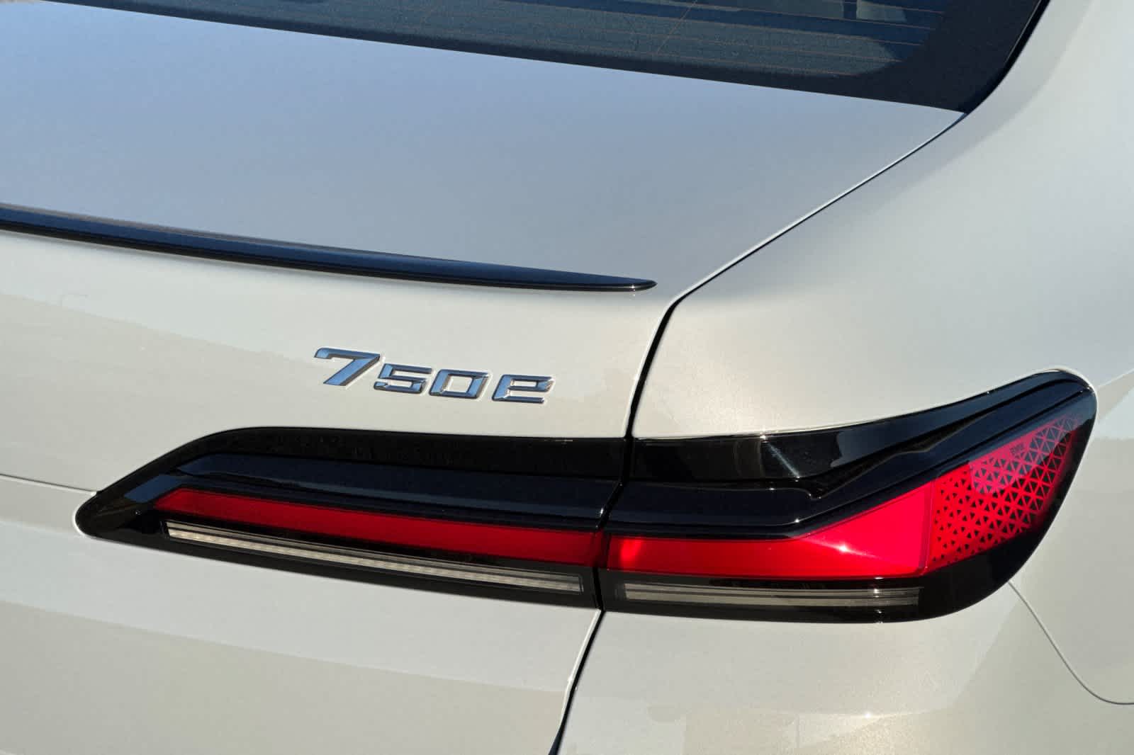 Thumbnail: 2026 BMW 7 Series - 30