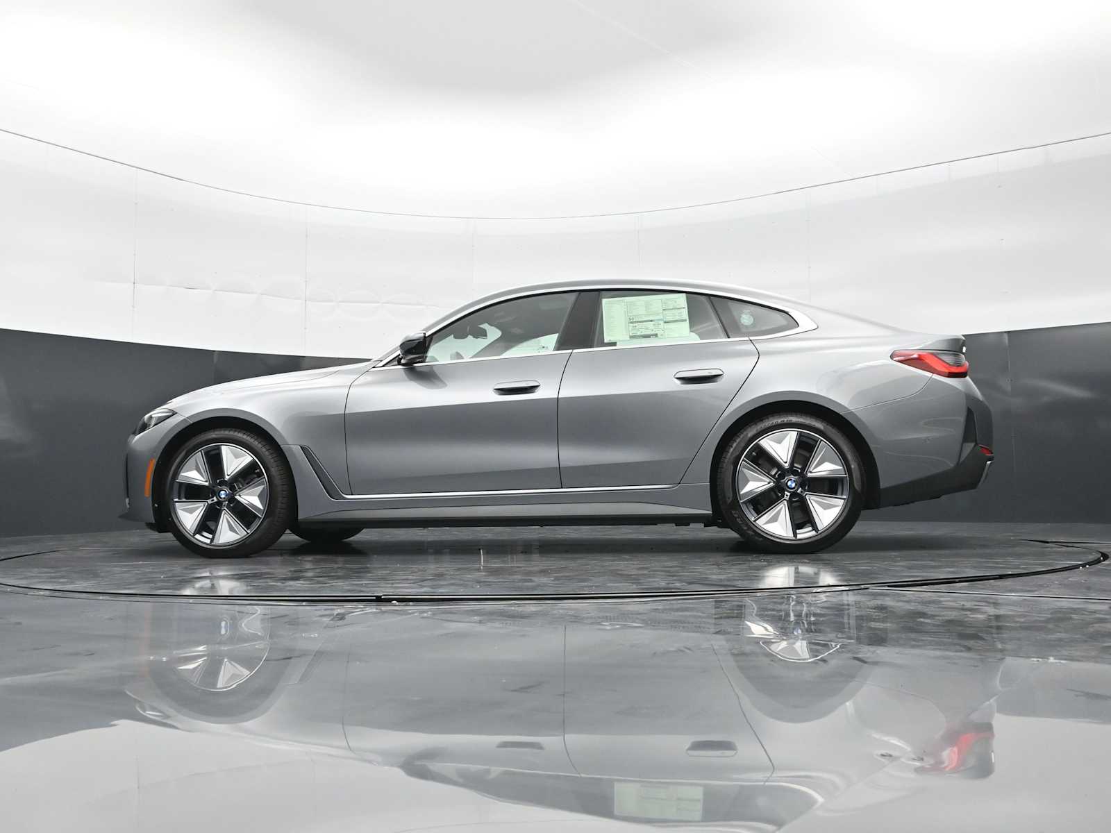 Thumbnail: 2026 BMW i4 - 32
