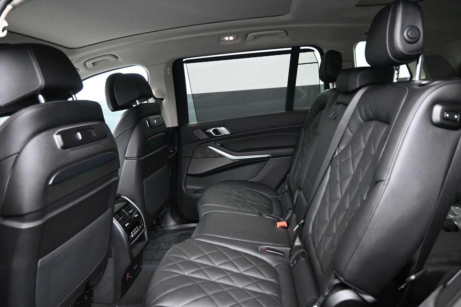 Thumbnail: 2026 BMW X7 - 14