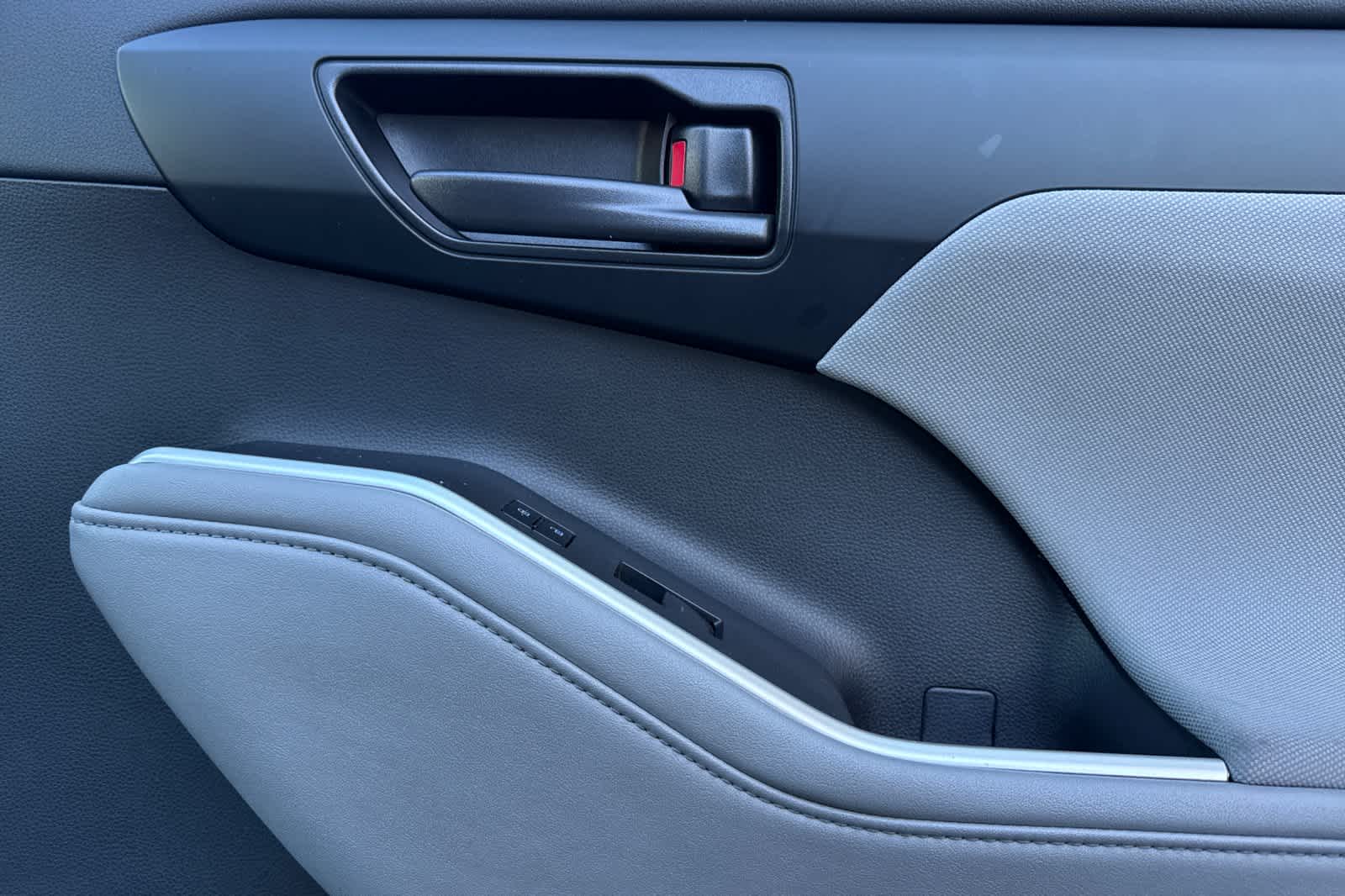 Thumbnail: 2023 Toyota Highlander - 20