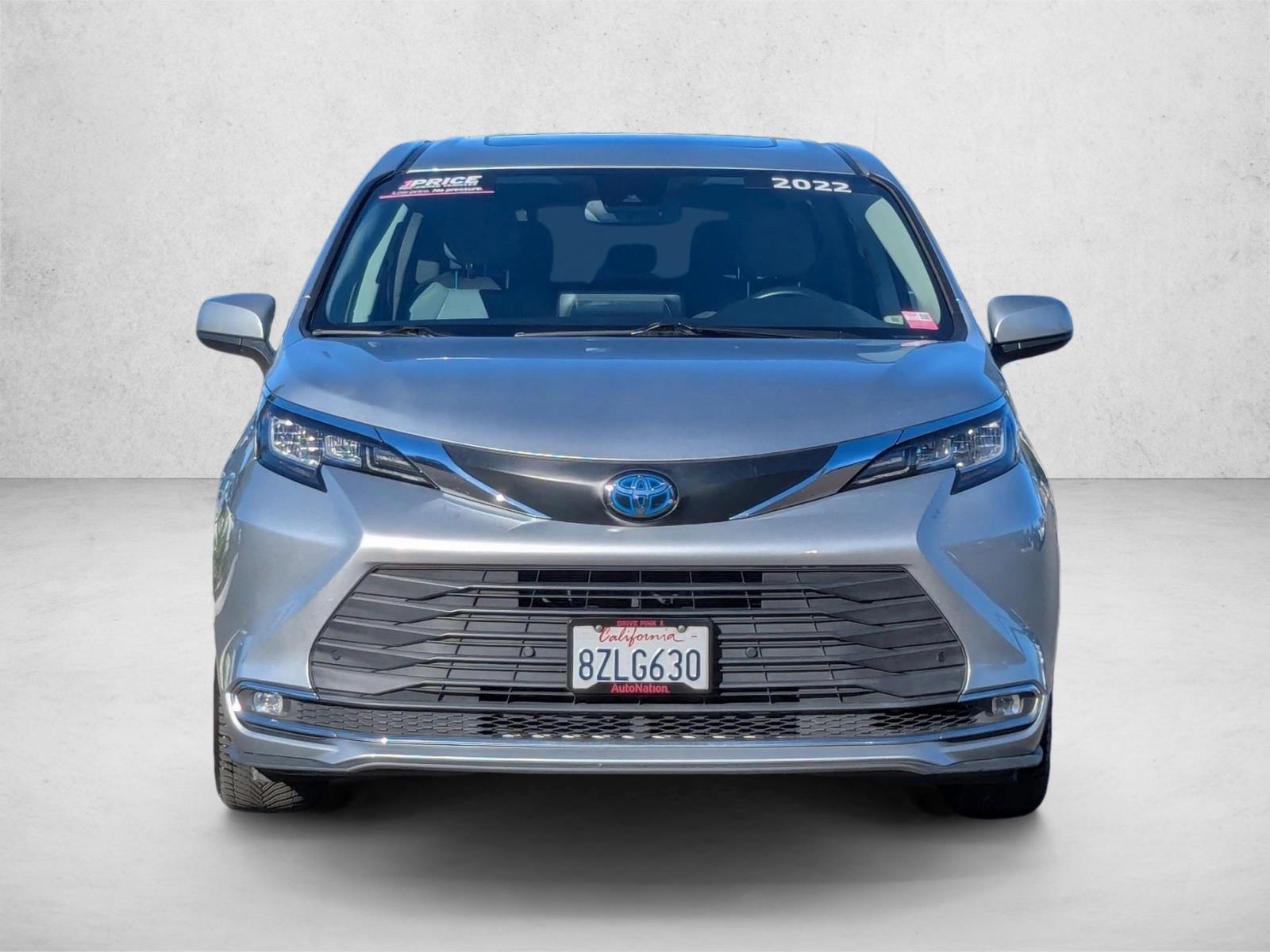 2022 Toyota Sienna XLE photo 2