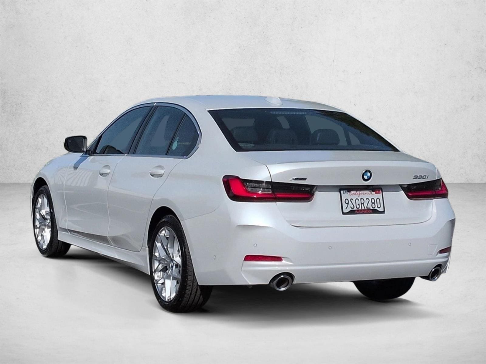 2025 BMW 330i xDrive photo 3