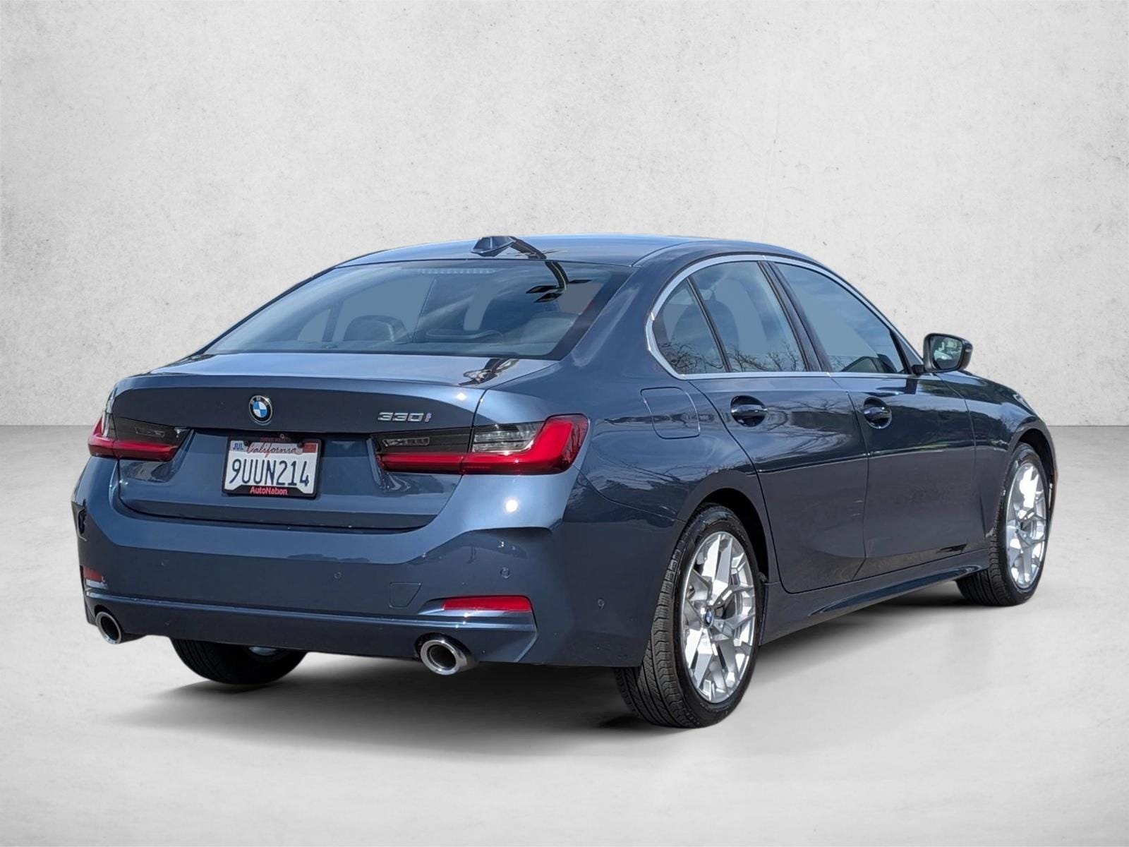 2025 BMW 330i photo 4