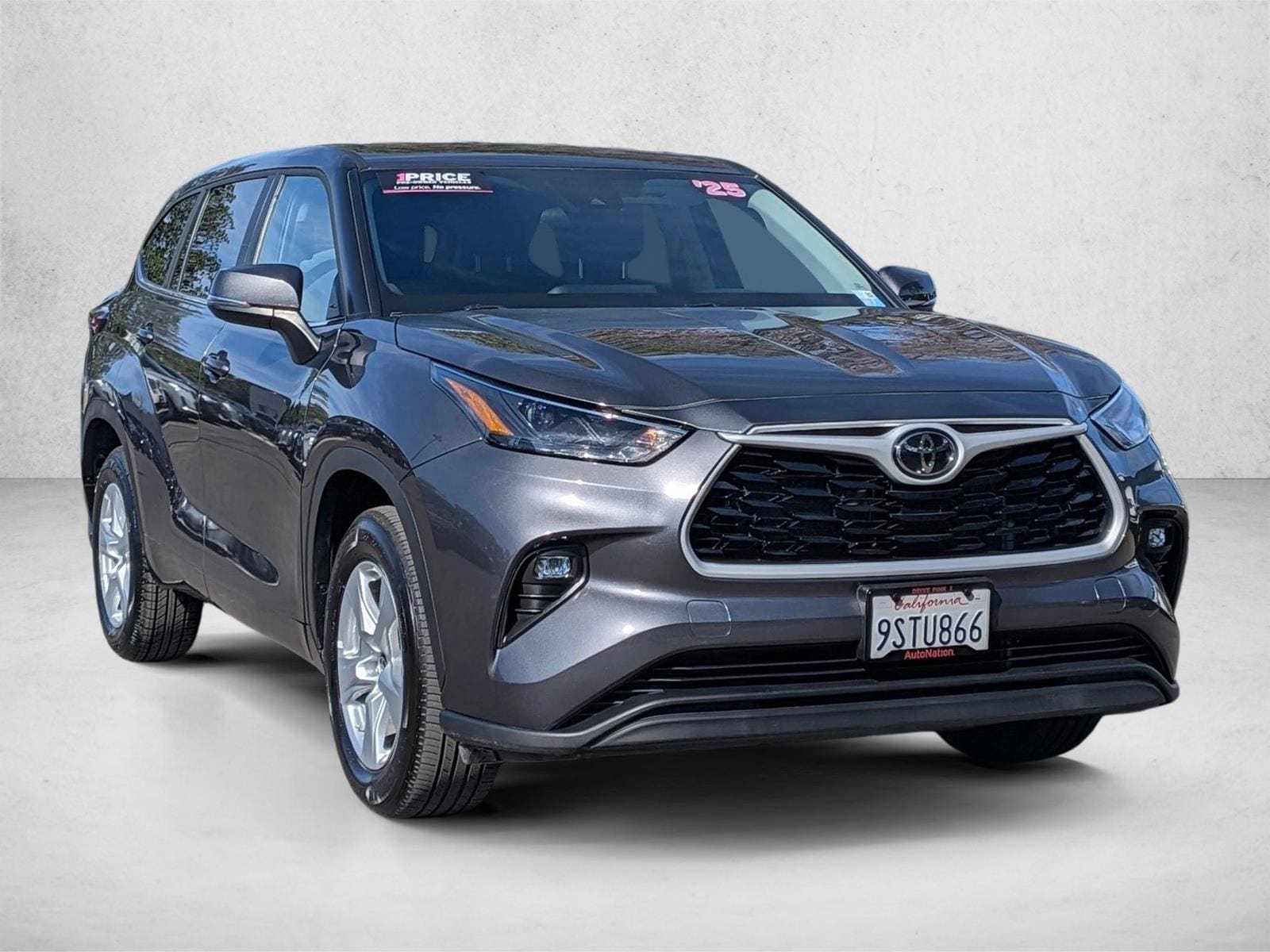 2025 Toyota Highlander photo 2