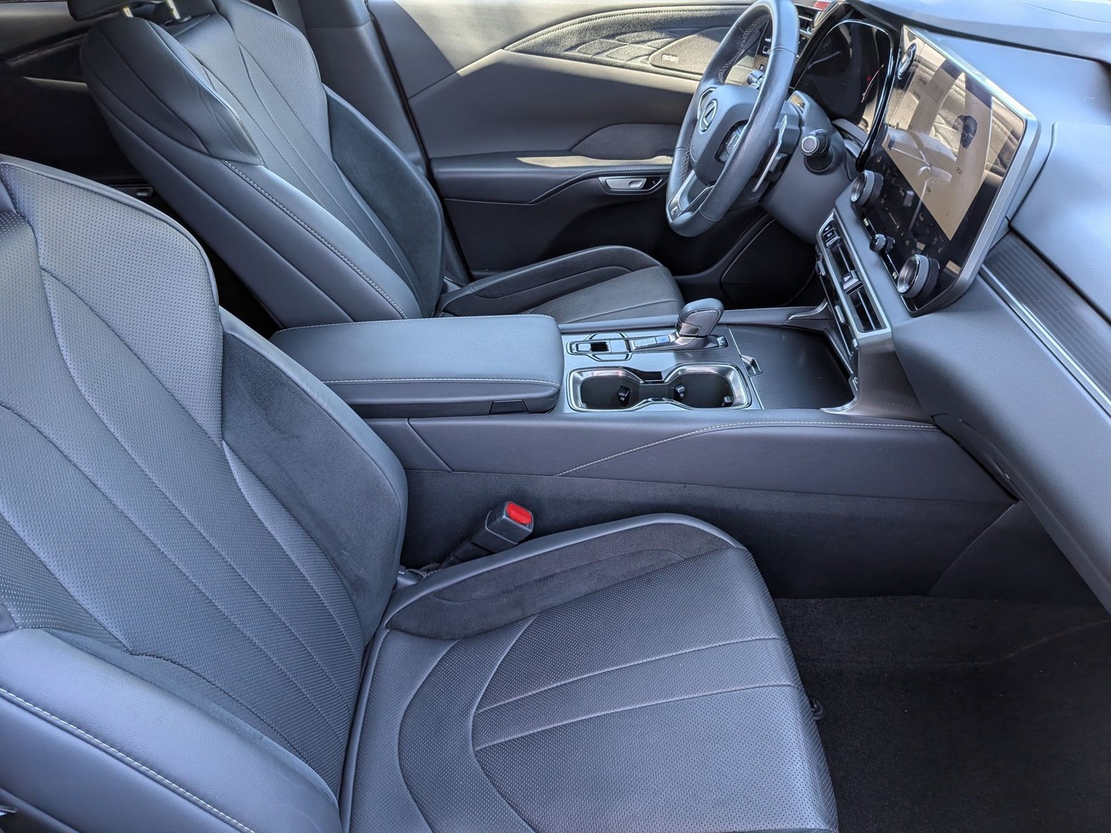 2024 Lexus RX Hybrid 500h - Photo 23