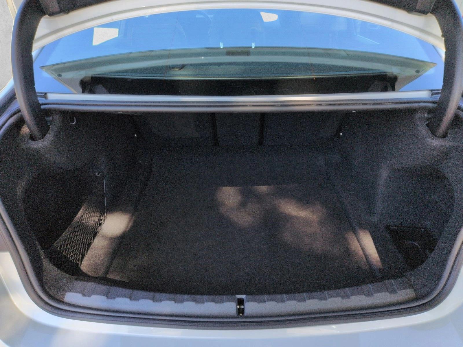 2025 BMW 330i xDrive photo 5