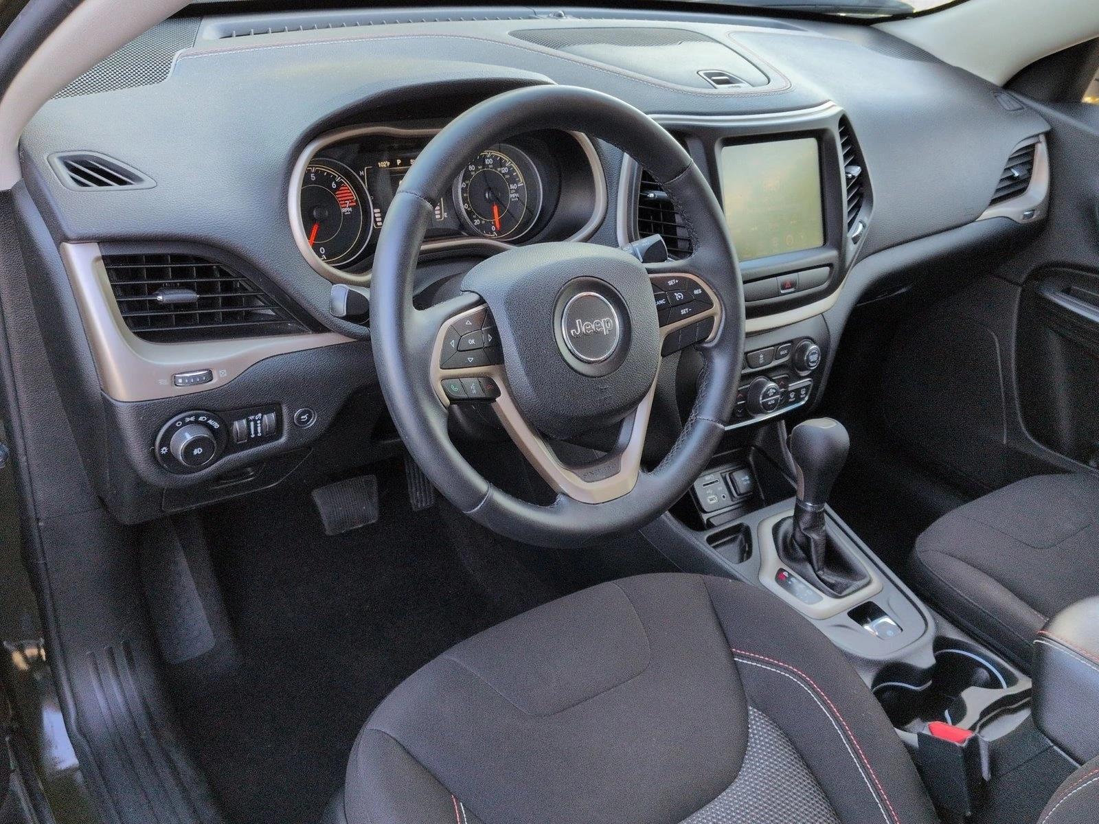 2016 Jeep Cherokee Latitude FWD photo 3