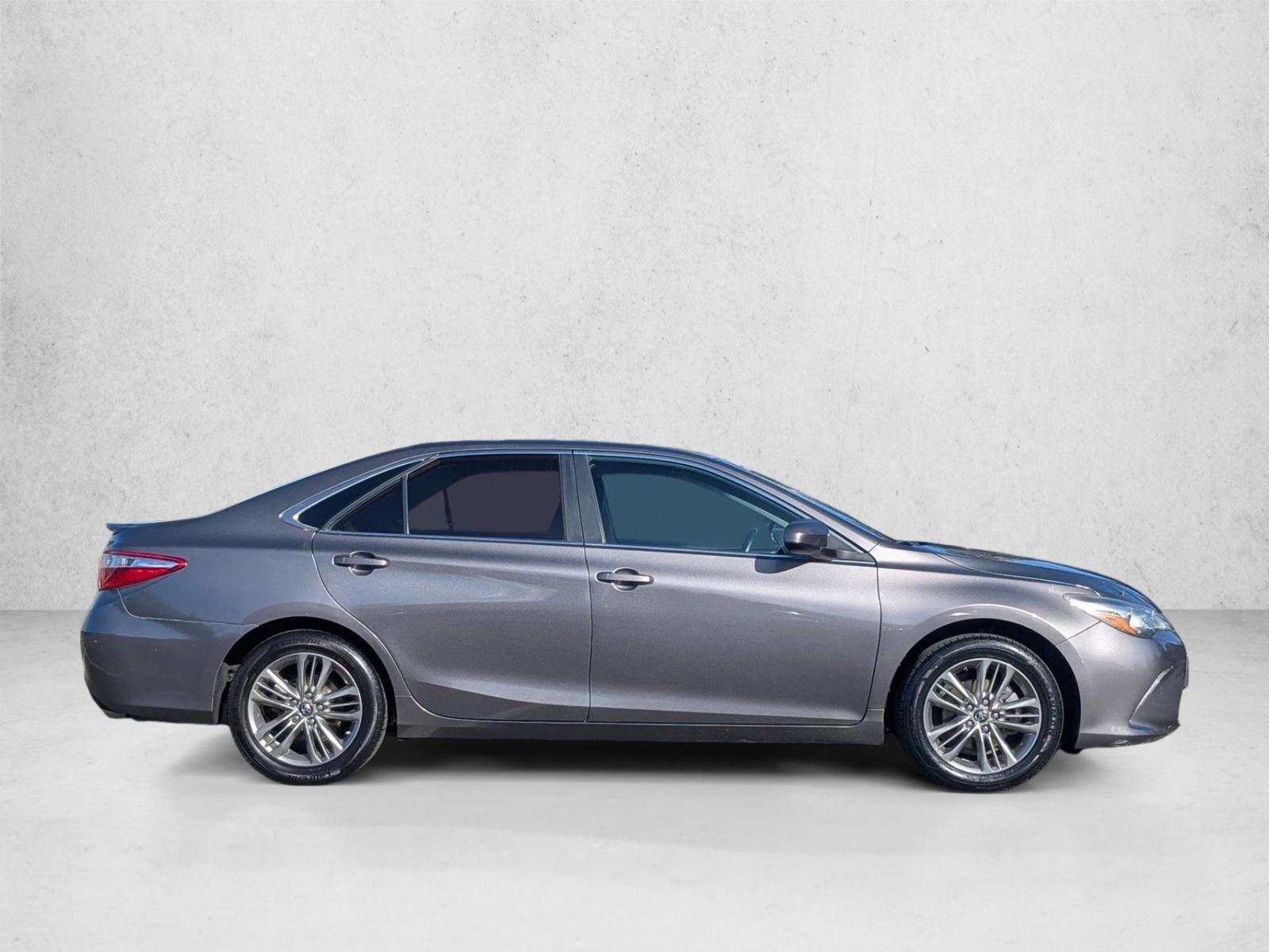 2017 Toyota Camry SE photo 4