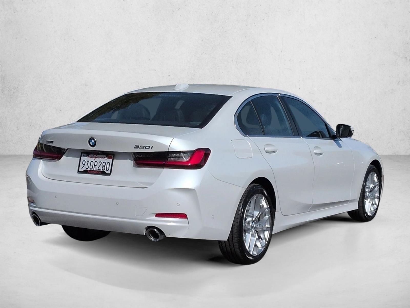 2025 BMW 330i xDrive photo 4