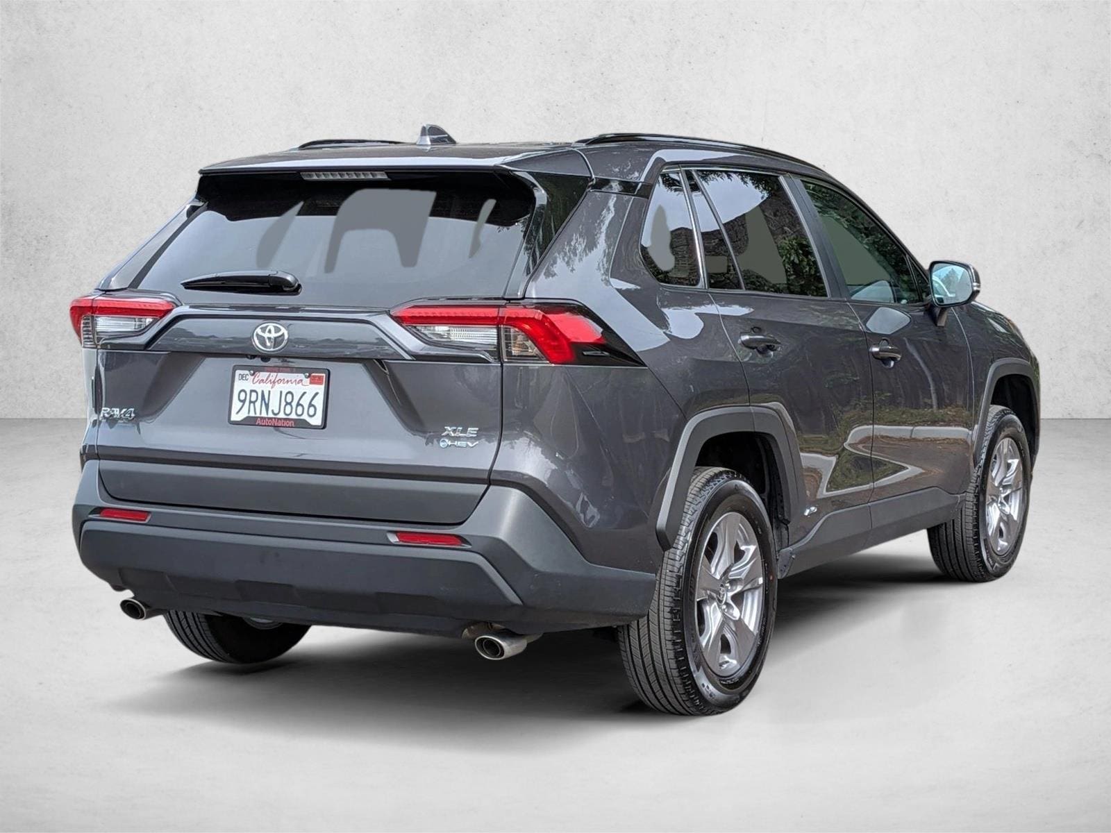 2025 Toyota RAV4 Hybrid XLE photo 4