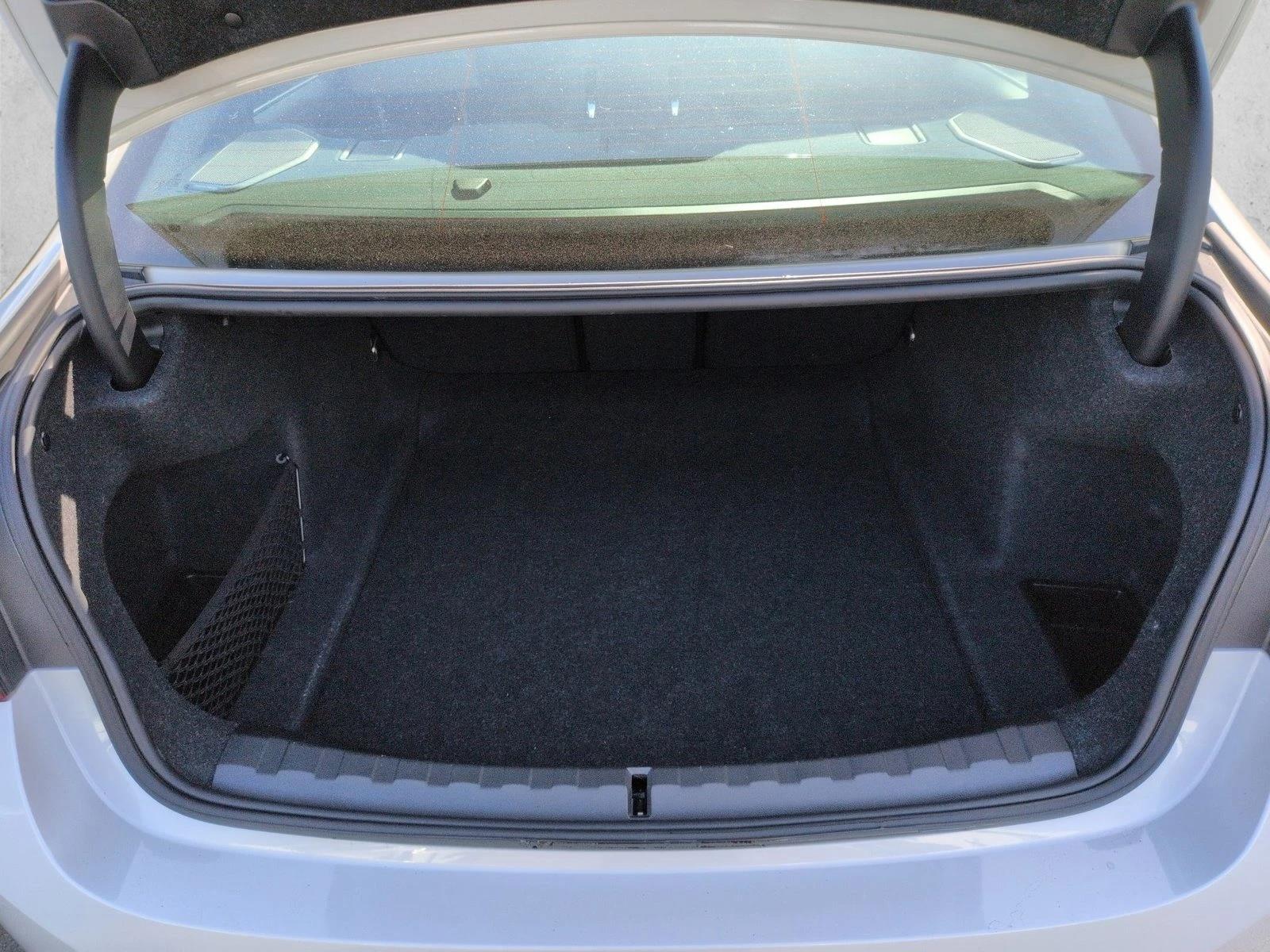 2025 BMW 330i xDrive photo 5