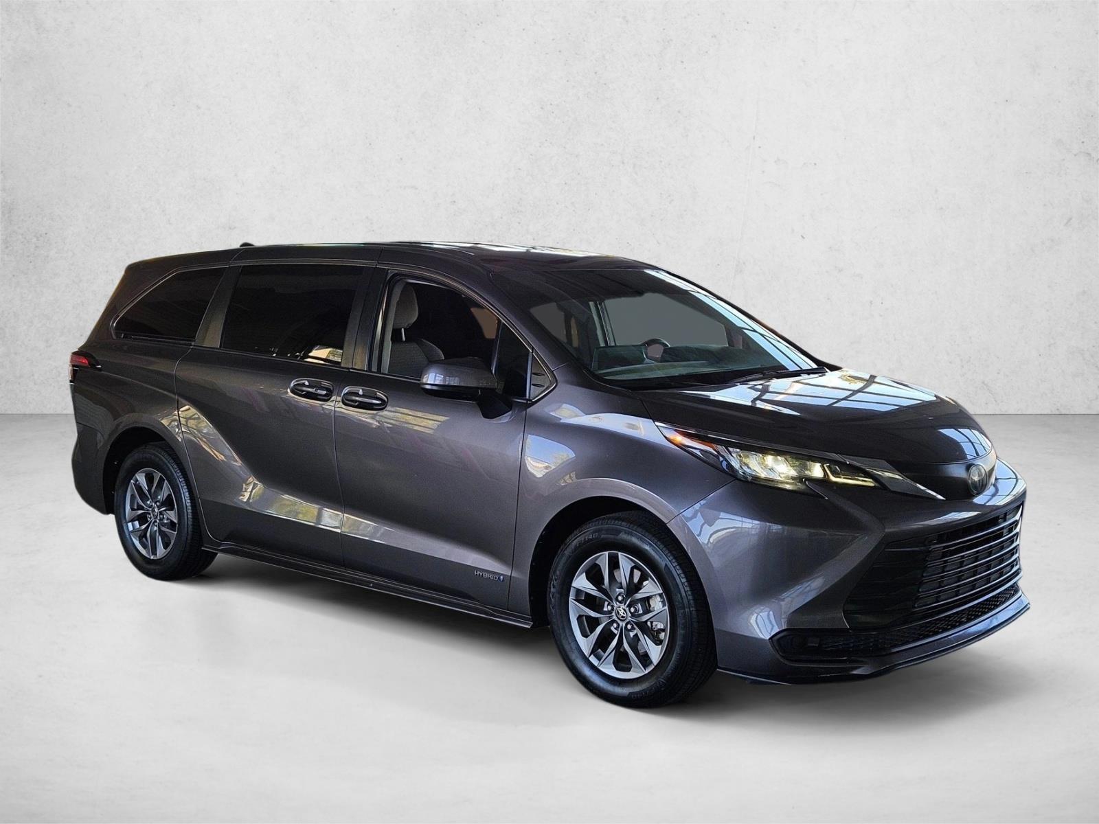 2021 Toyota Sienna LE photo 3