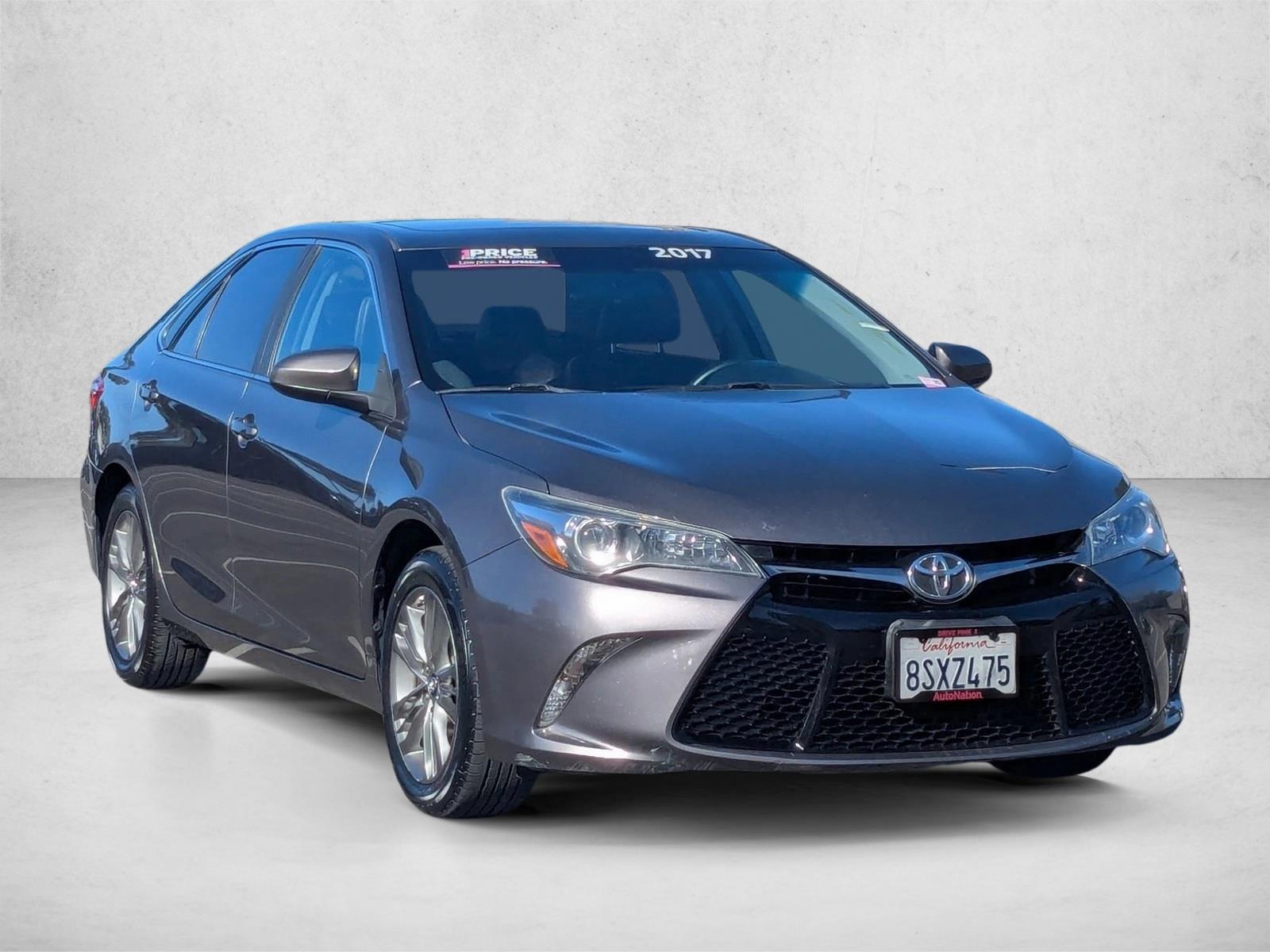 2017 Toyota Camry SE photo 3