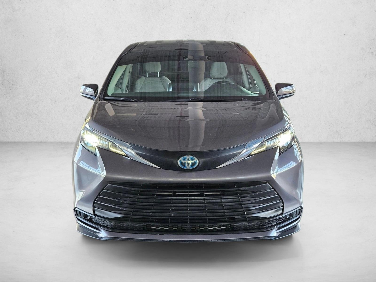 2021 Toyota Sienna LE photo 2