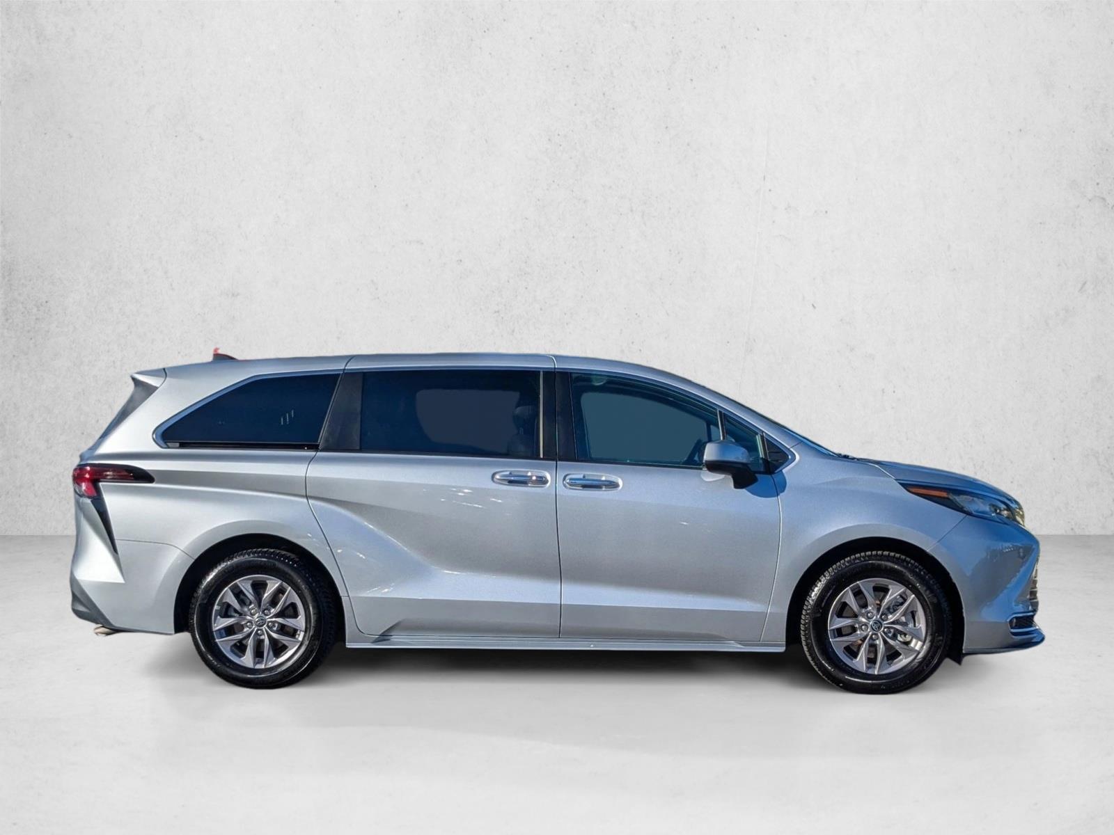 2022 Toyota Sienna XLE photo 4