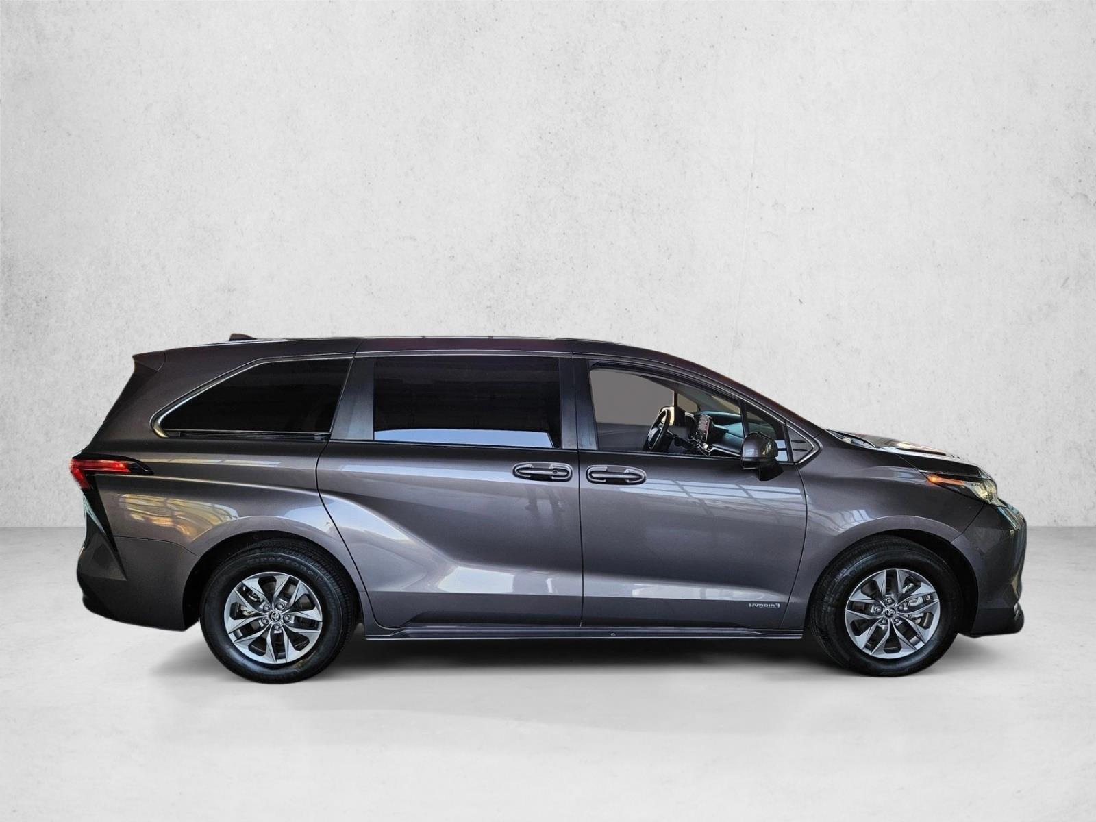 2021 Toyota Sienna LE photo 4