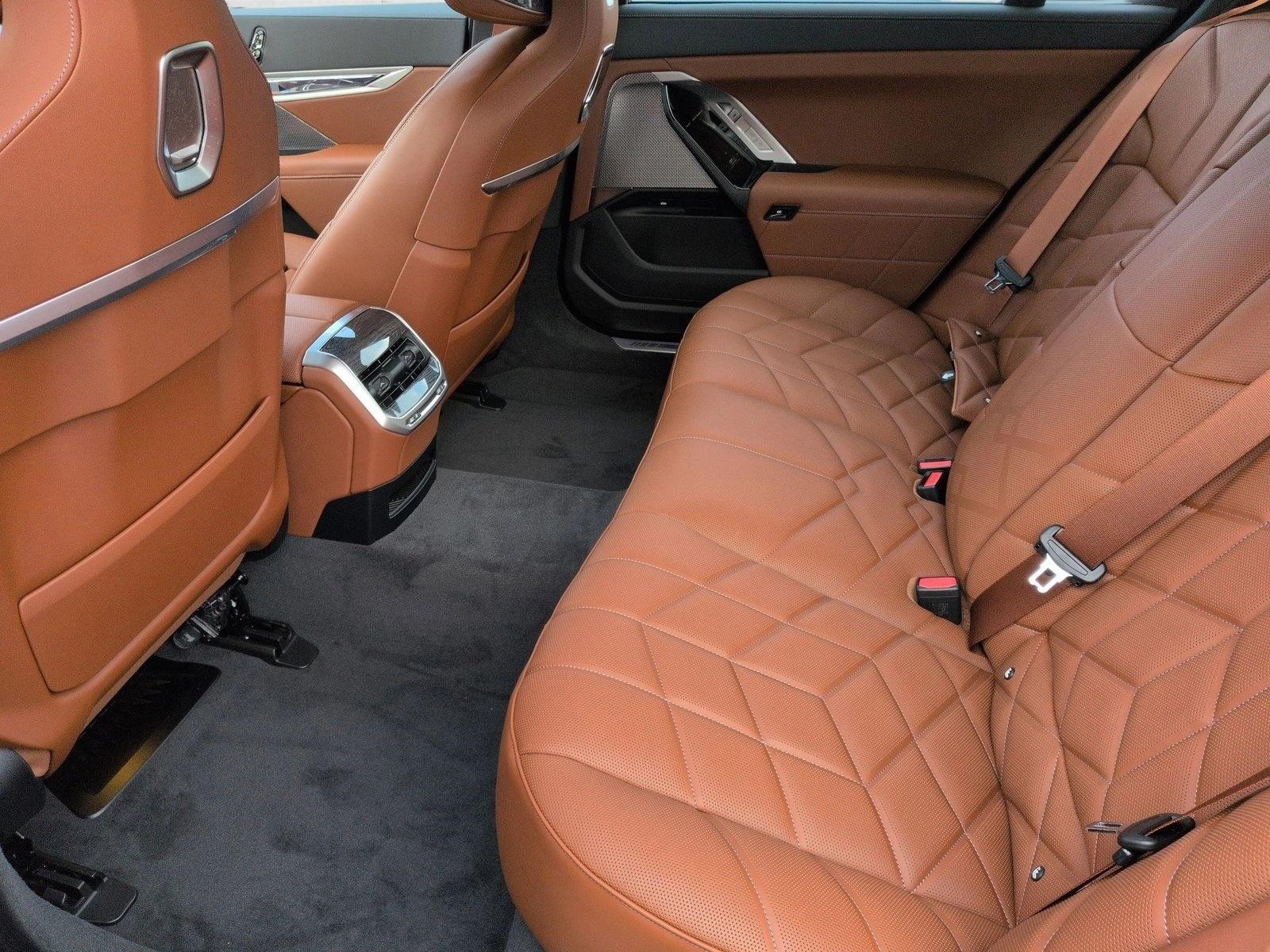 2026 BMW 7 Series 750e - Photo 16