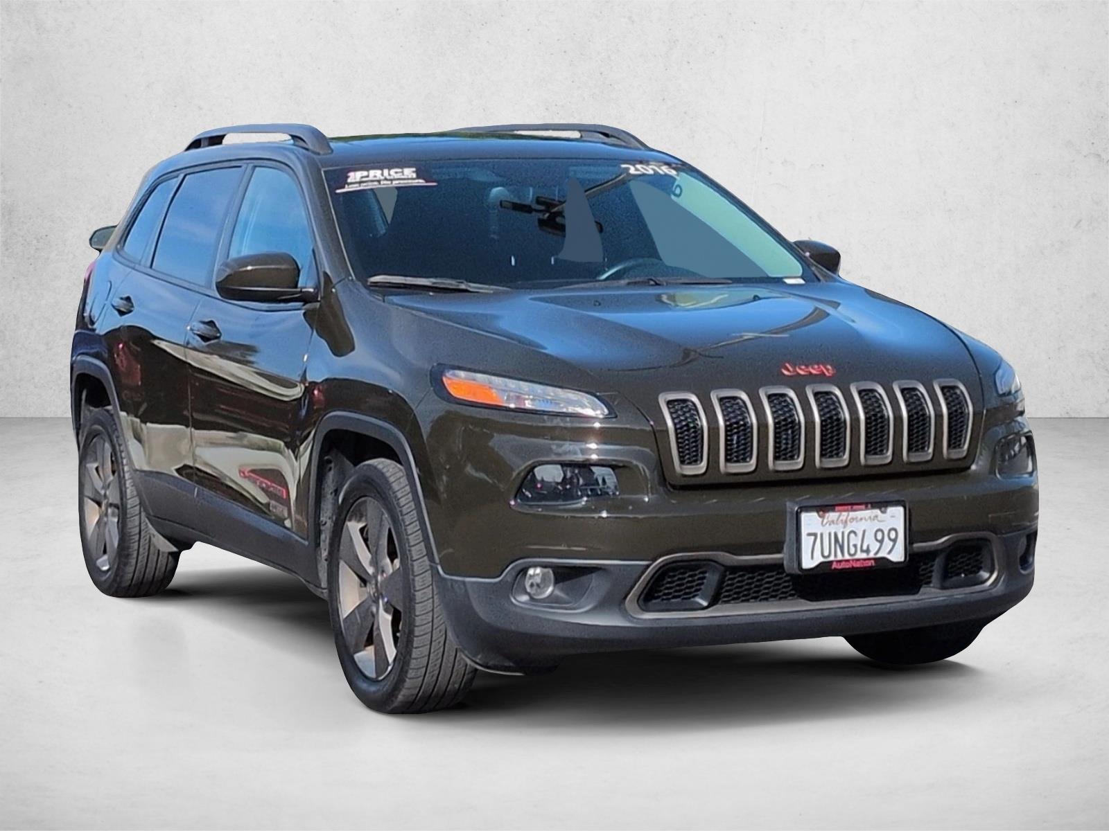 2016 Jeep Cherokee Latitude FWD photo 2