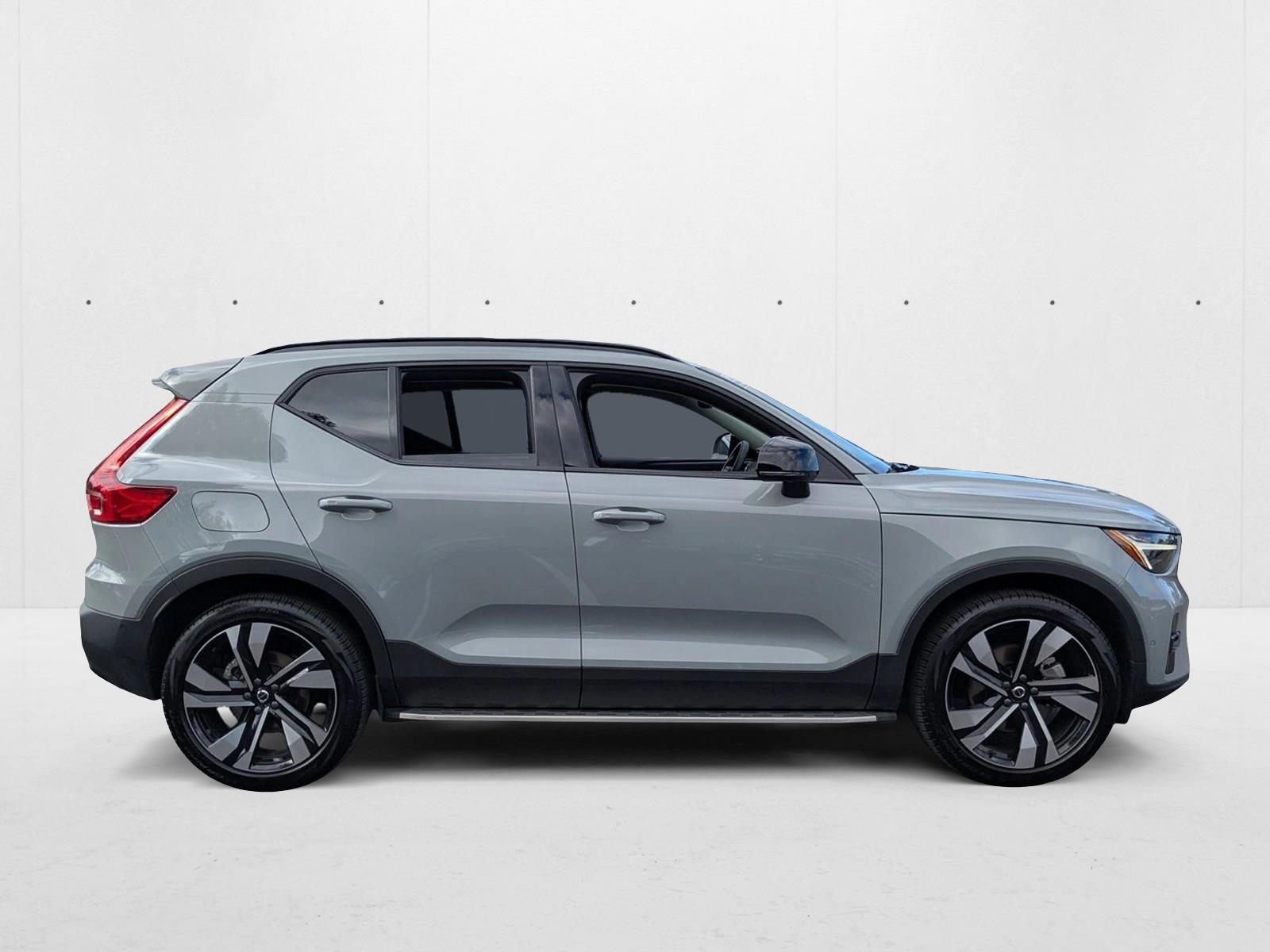 2024 Volvo XC40 Plus photo 4