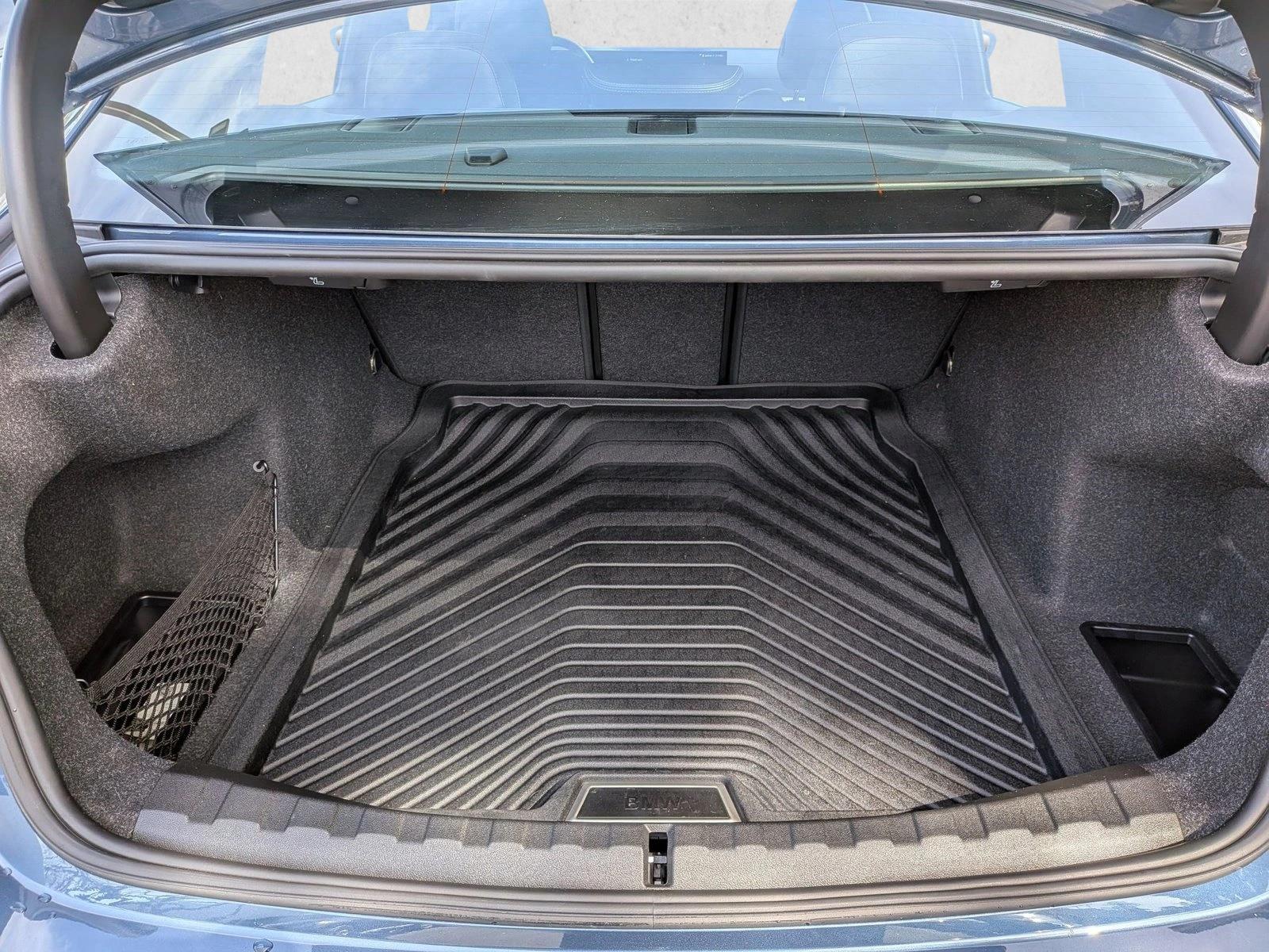 2025 BMW 330i photo 5